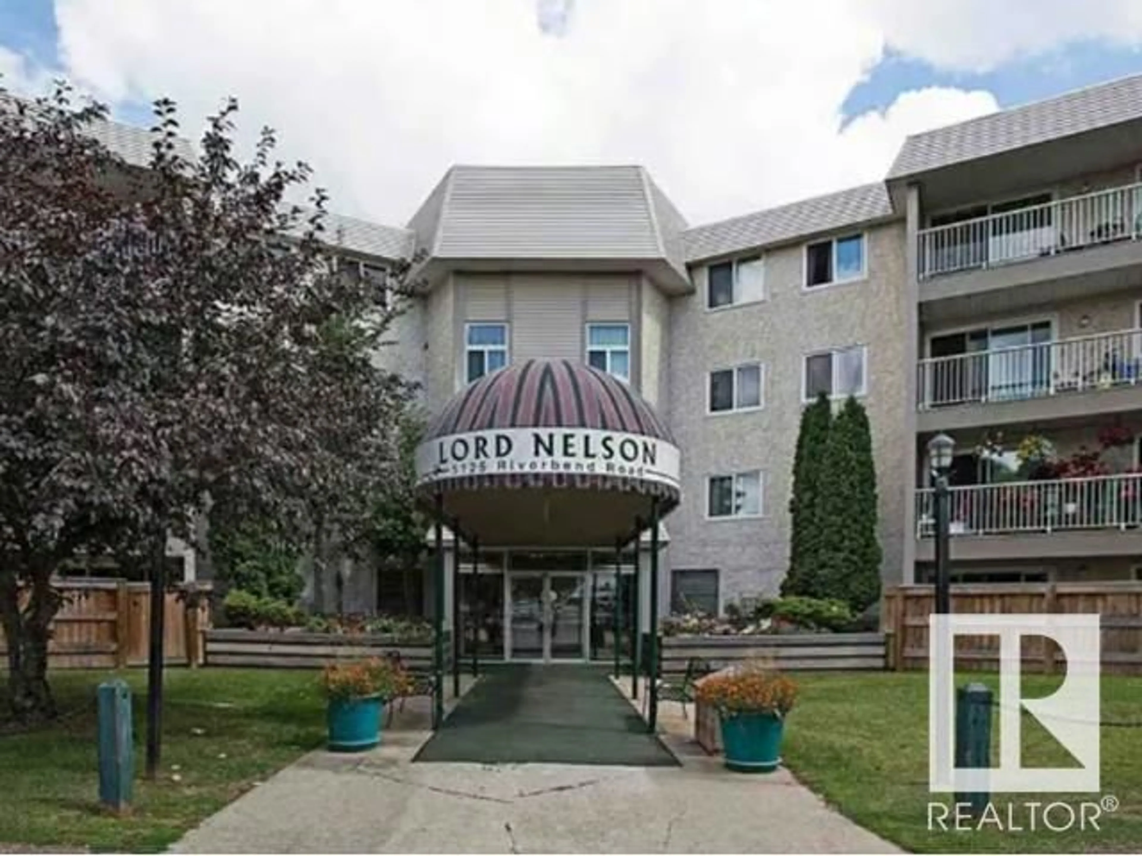 Indoor foyer for 5125 - 316 RIVERBEND RD, Edmonton Alberta T6H5K5