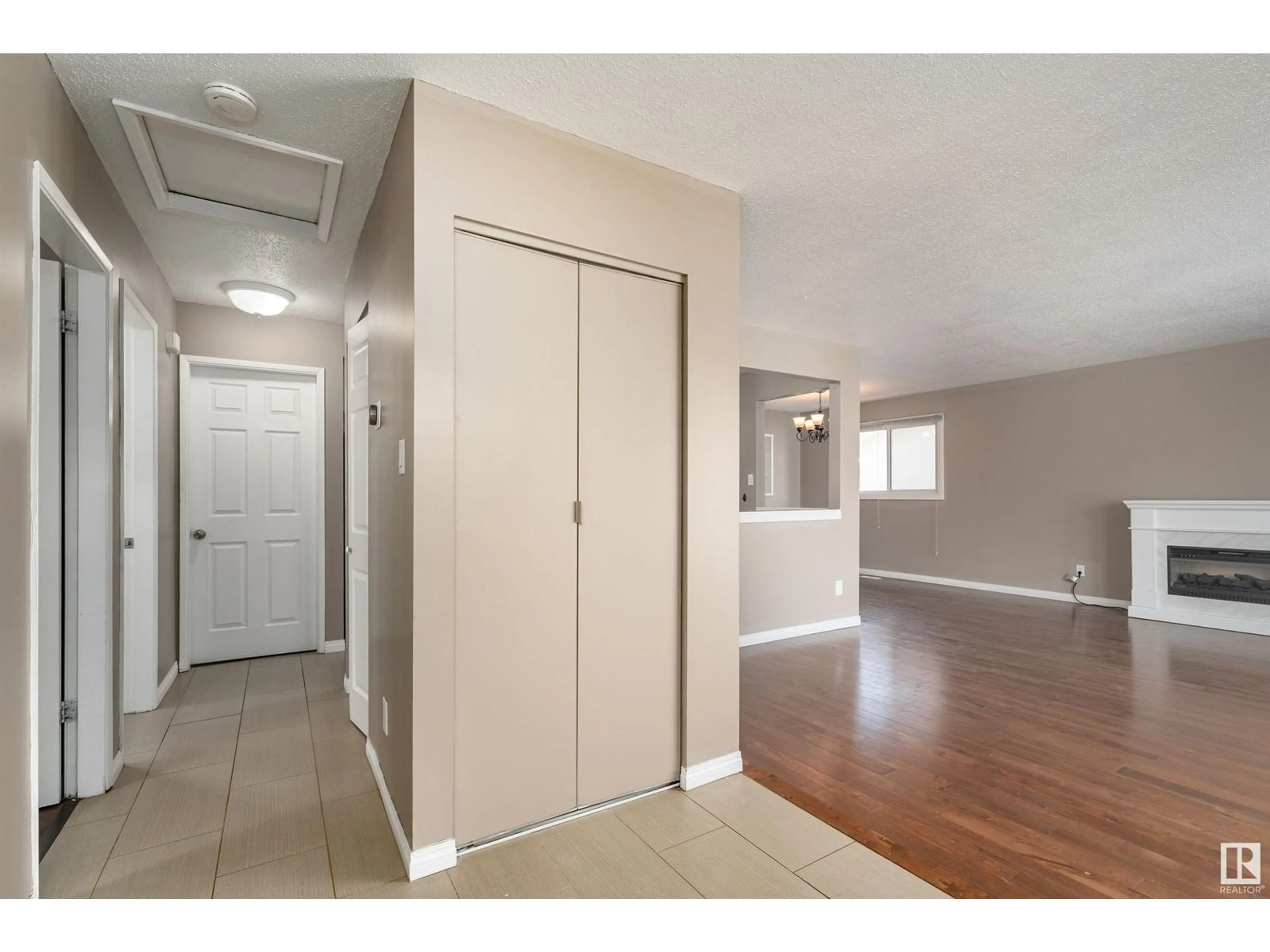 Indoor entryway for 11448 152 AV, Edmonton Alberta T5X1C7