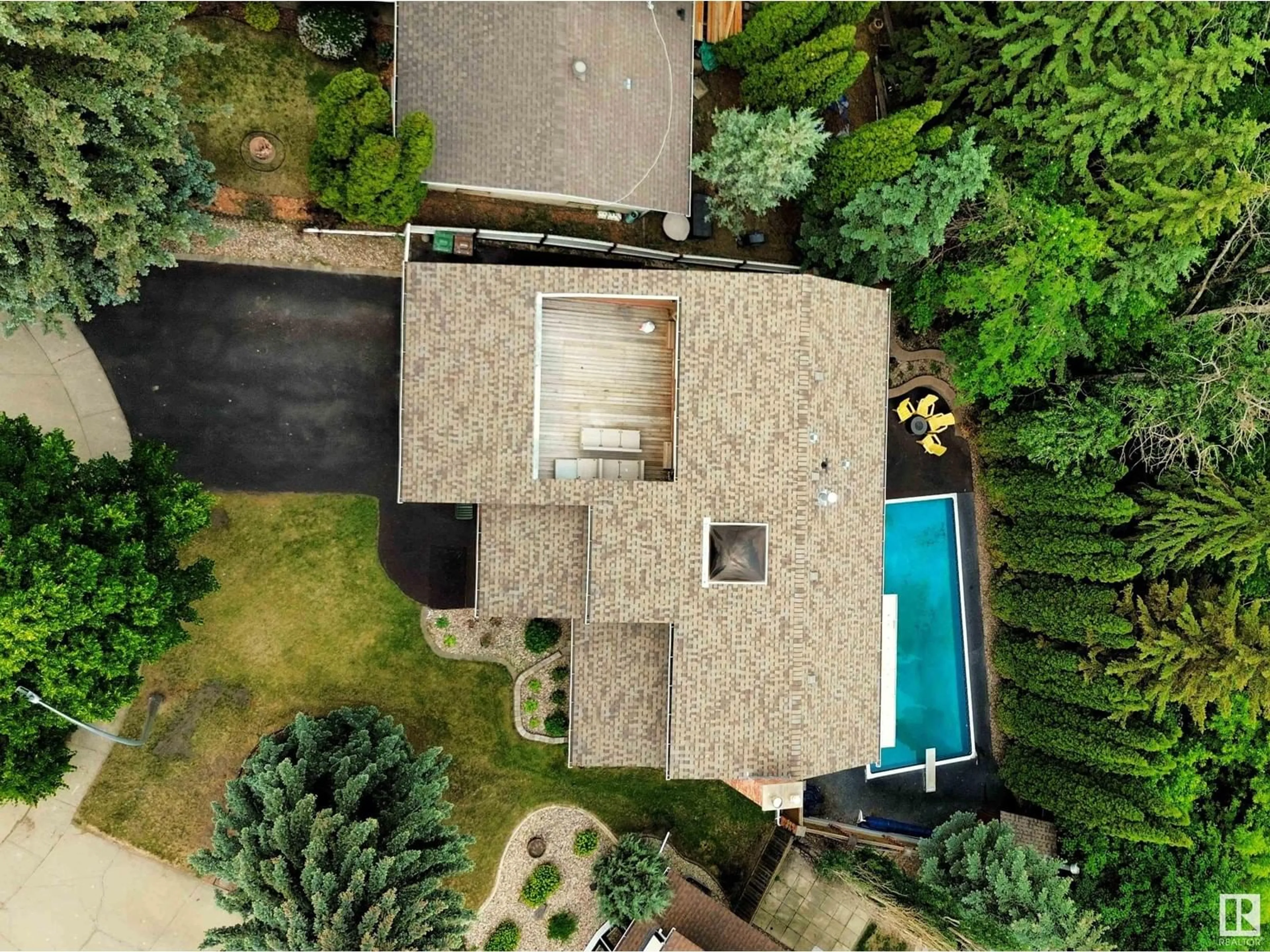 A pic from outside/outdoor area/front of a property/back of a property/a pic from drone, street for 13 GLEN MEADOW CR, St. Albert Alberta T8N3A2