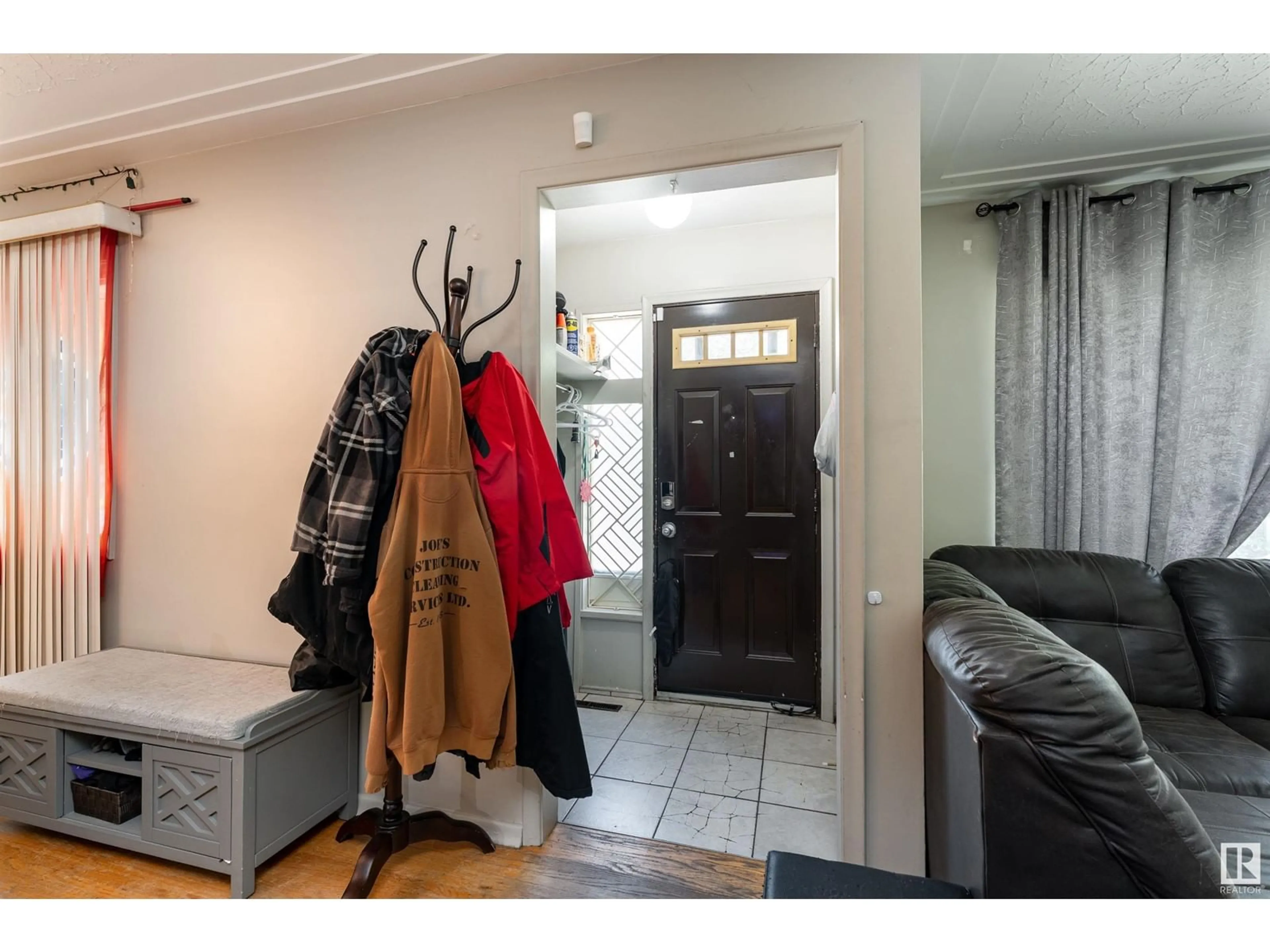 Indoor entryway for 12915/12917 102 ST NW, Edmonton Alberta T5C4J4