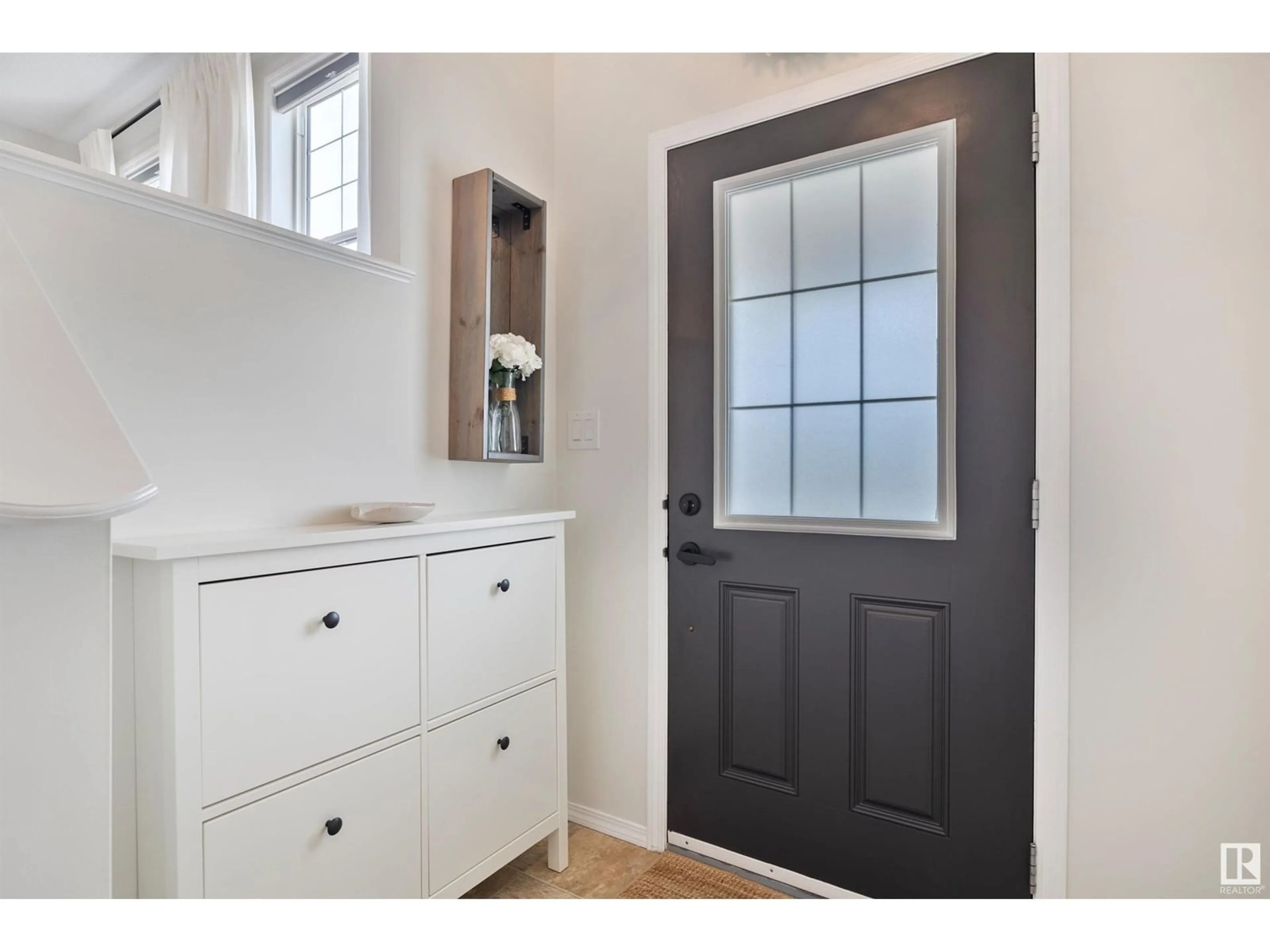 Indoor entryway for 276 STURTZ BN, Leduc Alberta T9E0X4