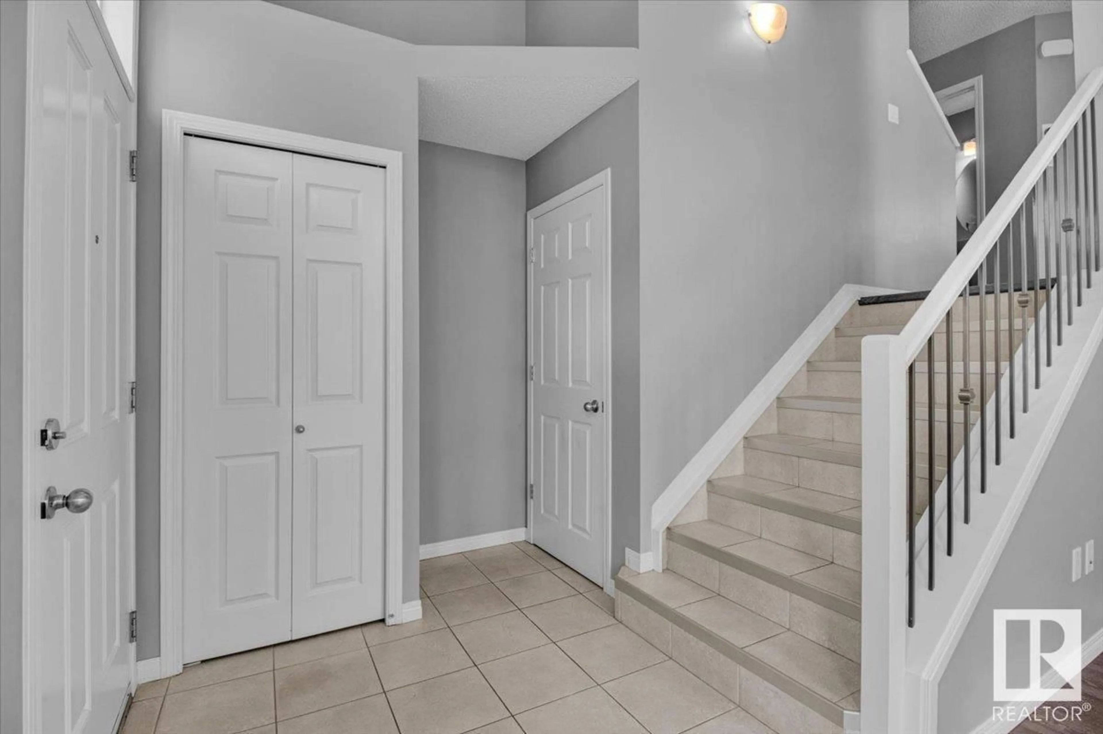 Indoor entryway for #10 - 9151 SHAW WY, Edmonton Alberta T6X1W7