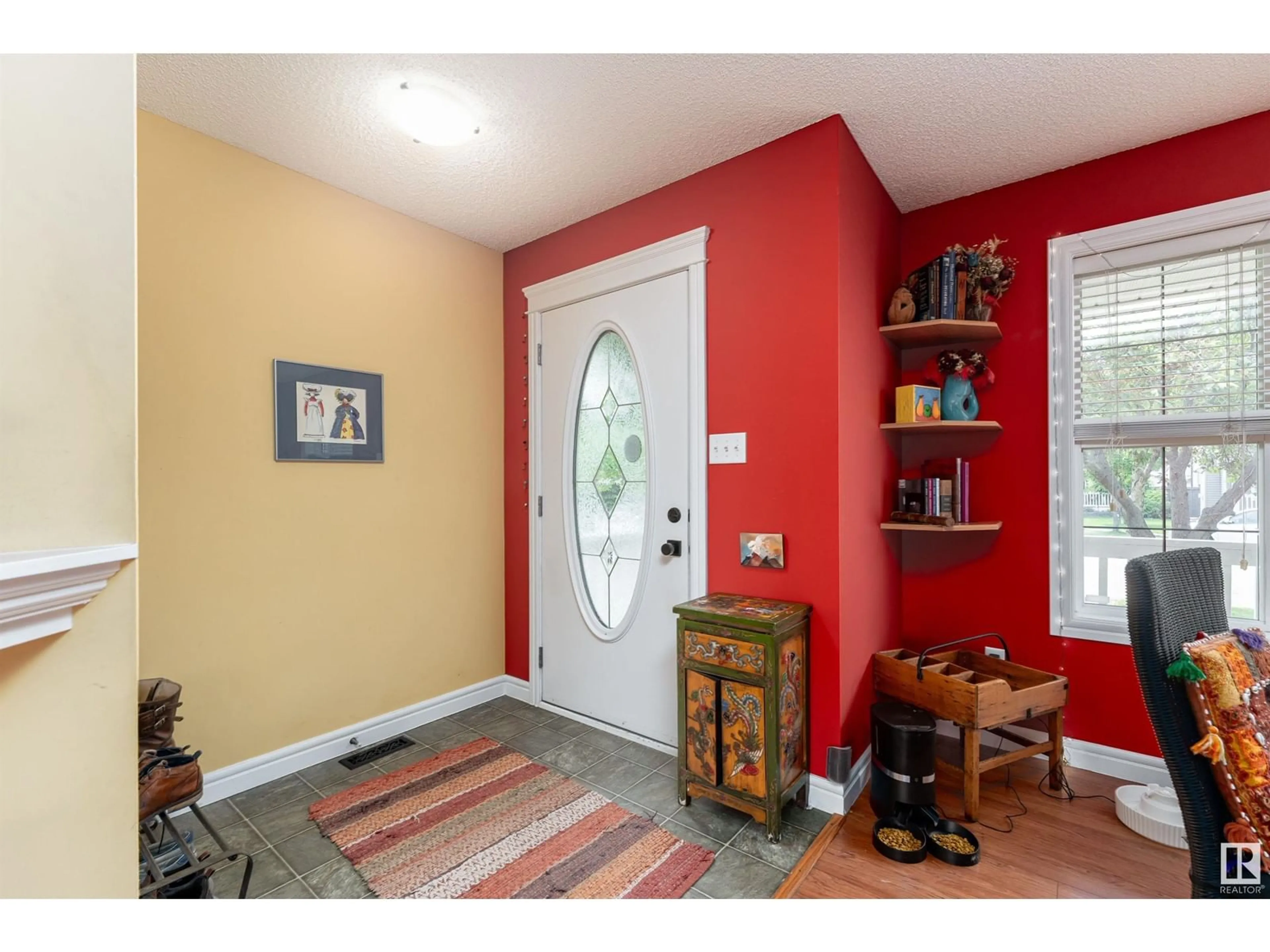 Indoor entryway for 20308 53 AV, Edmonton Alberta T6M2Y9