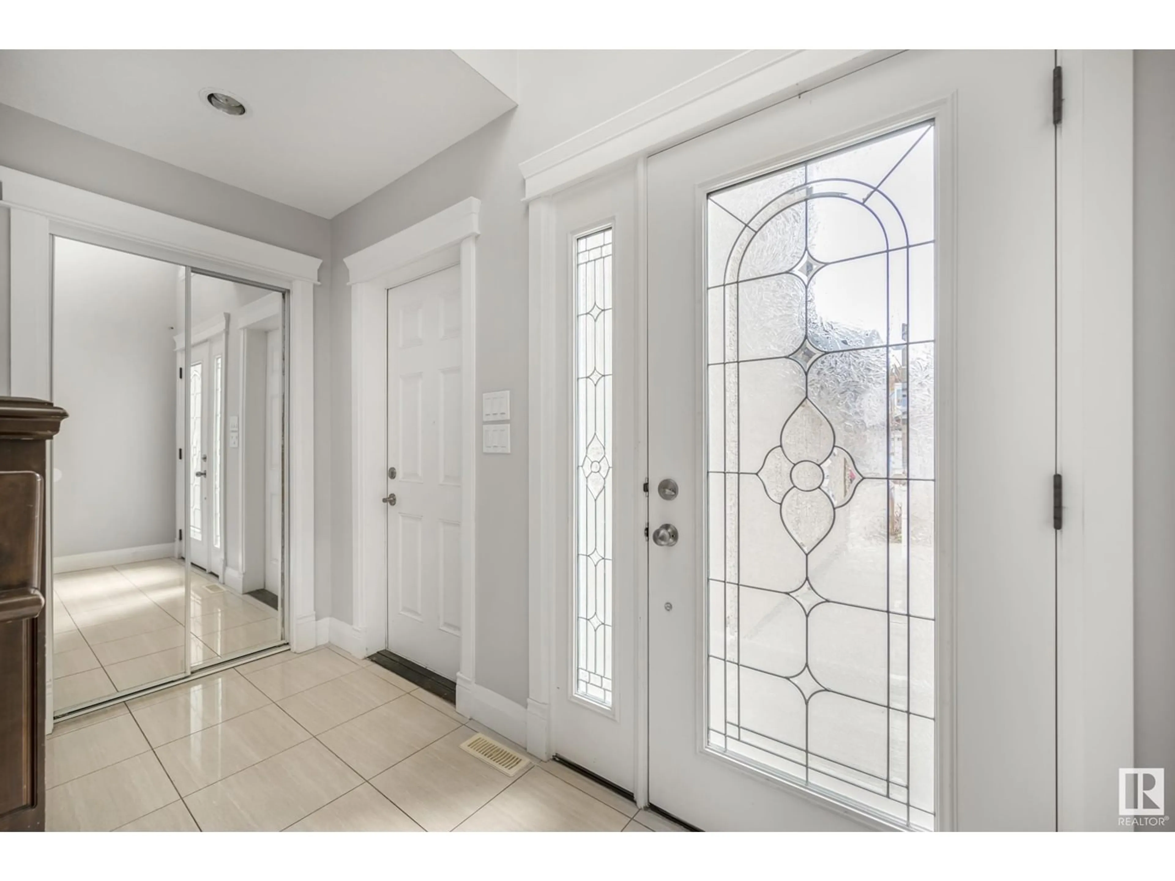 Indoor entryway for 550 ALBANY WY, Edmonton Alberta T6V1J6