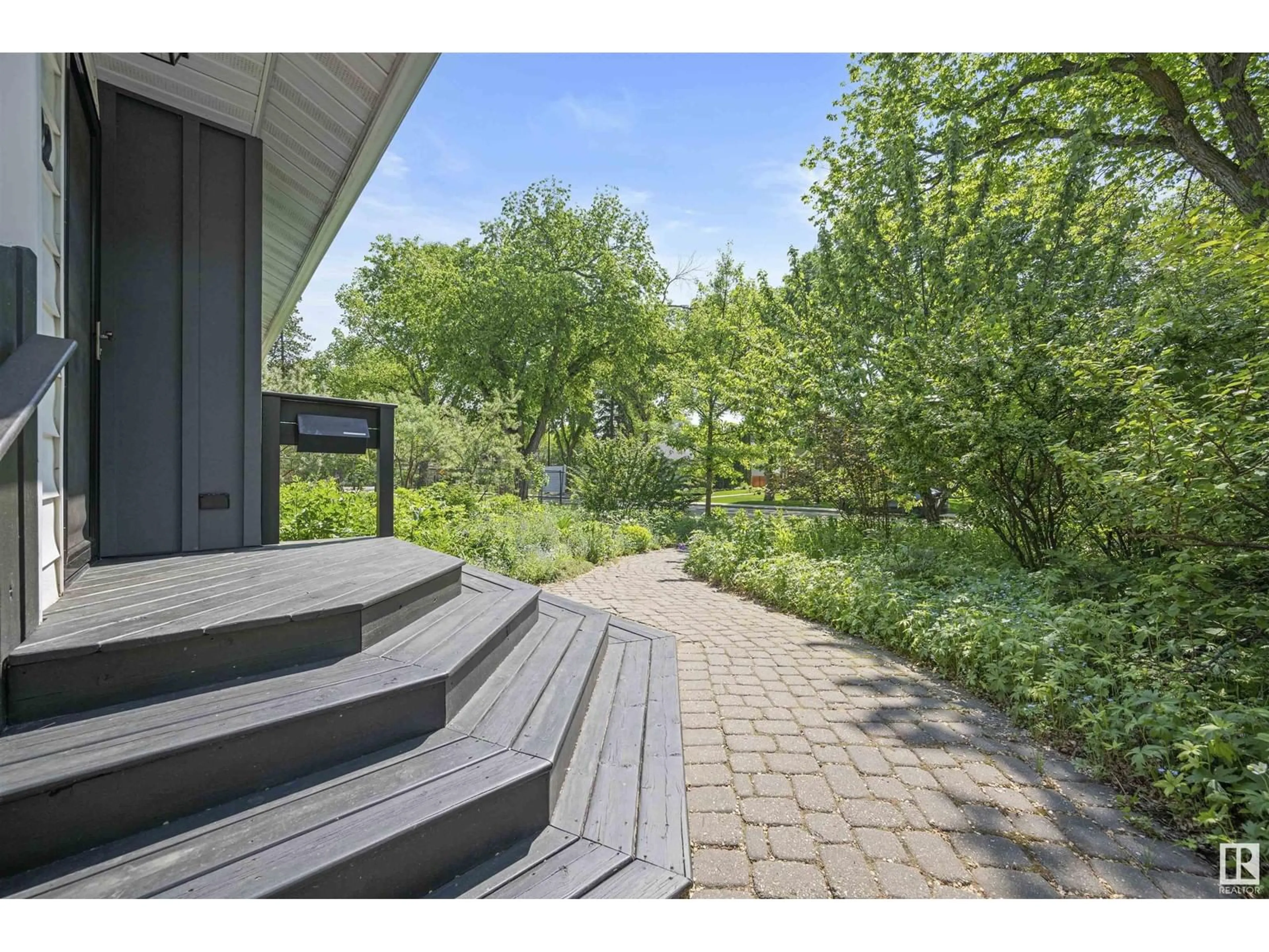Patio, unknown for 11622 76 AV, Edmonton Alberta T6G0K8