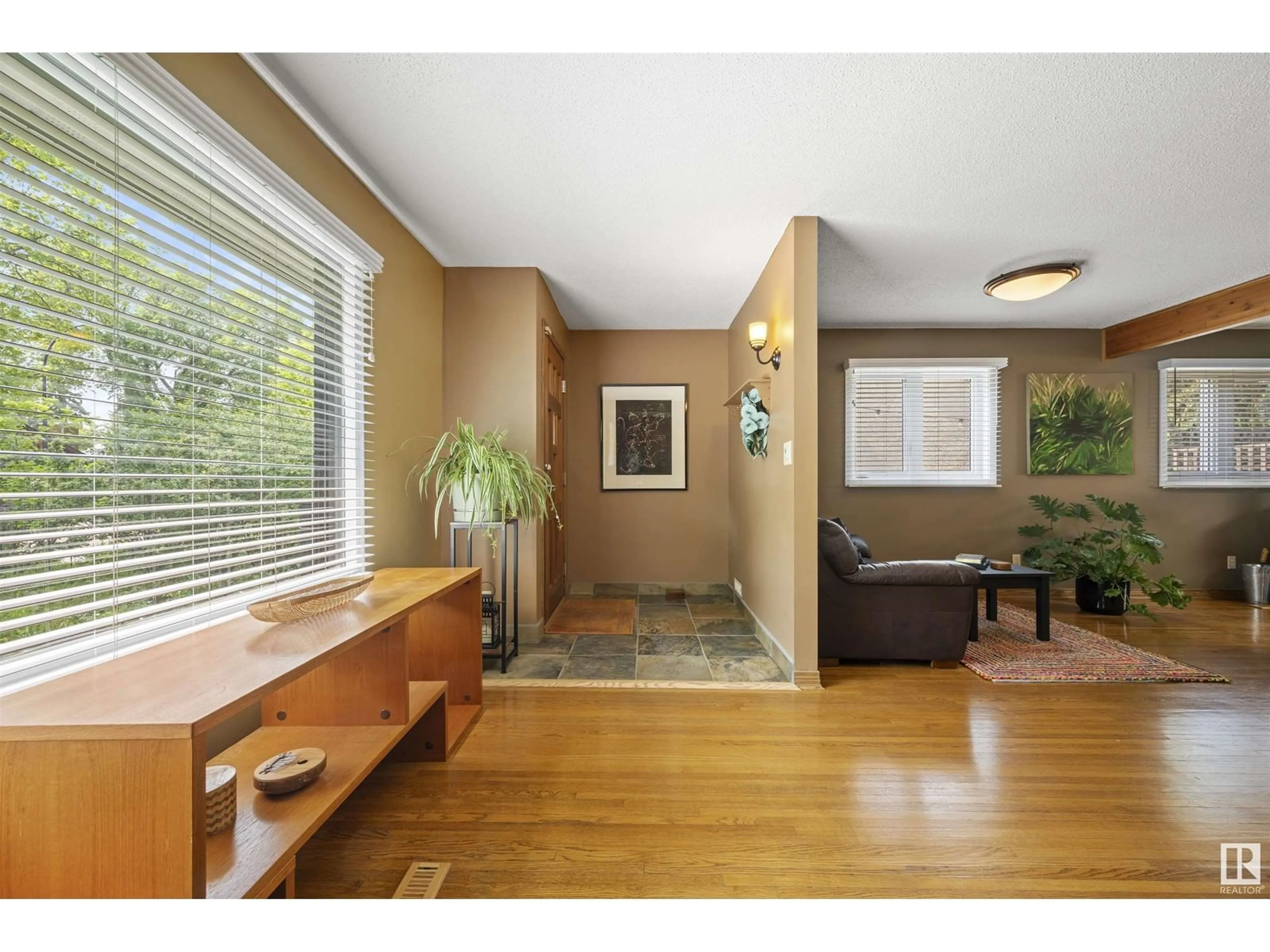 Indoor entryway for 11622 76 AV, Edmonton Alberta T6G0K8