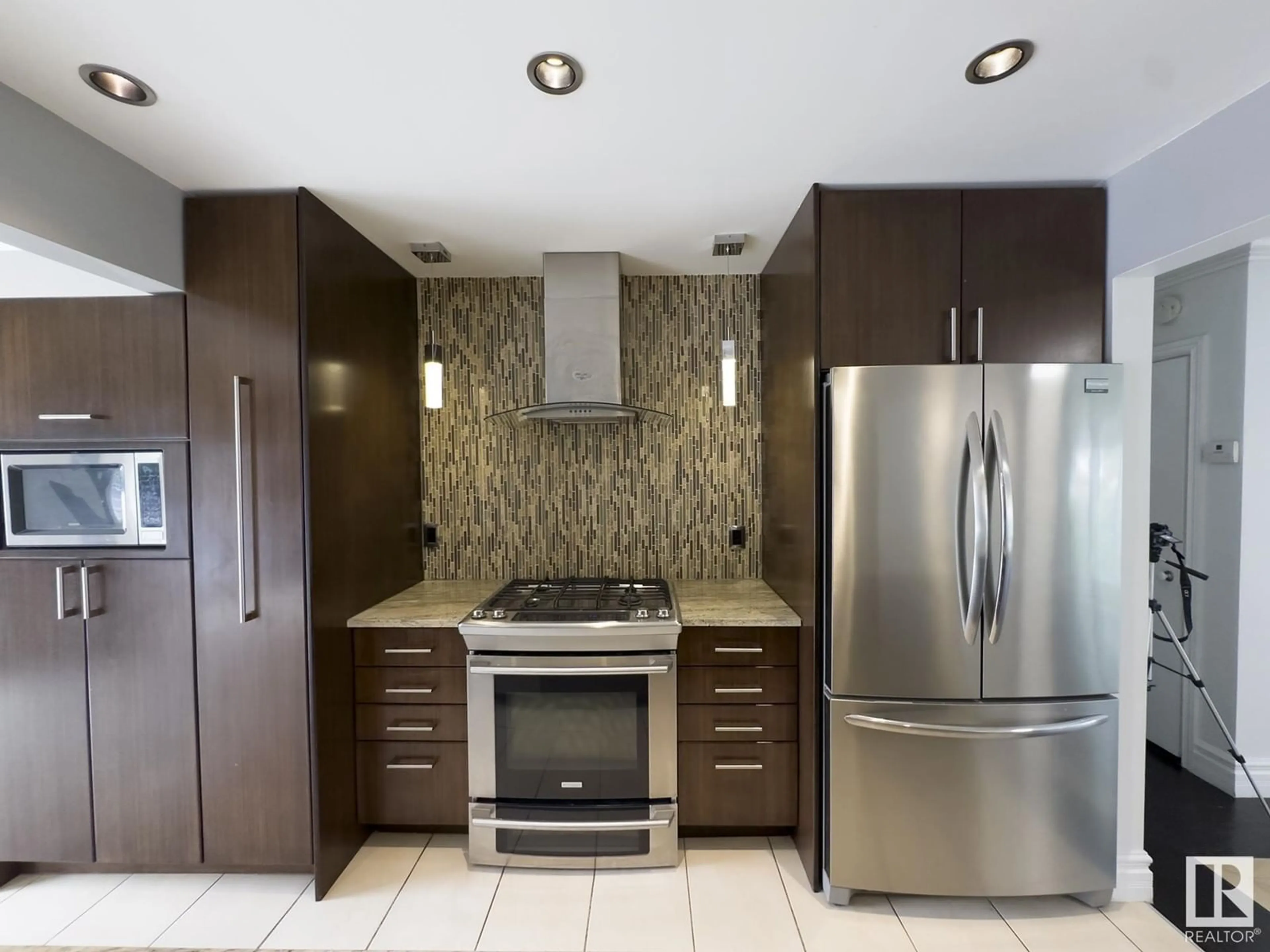 Contemporary kitchen, ceramic/tile floor for NW - 15861 109 AV, Edmonton Alberta T5P1B5