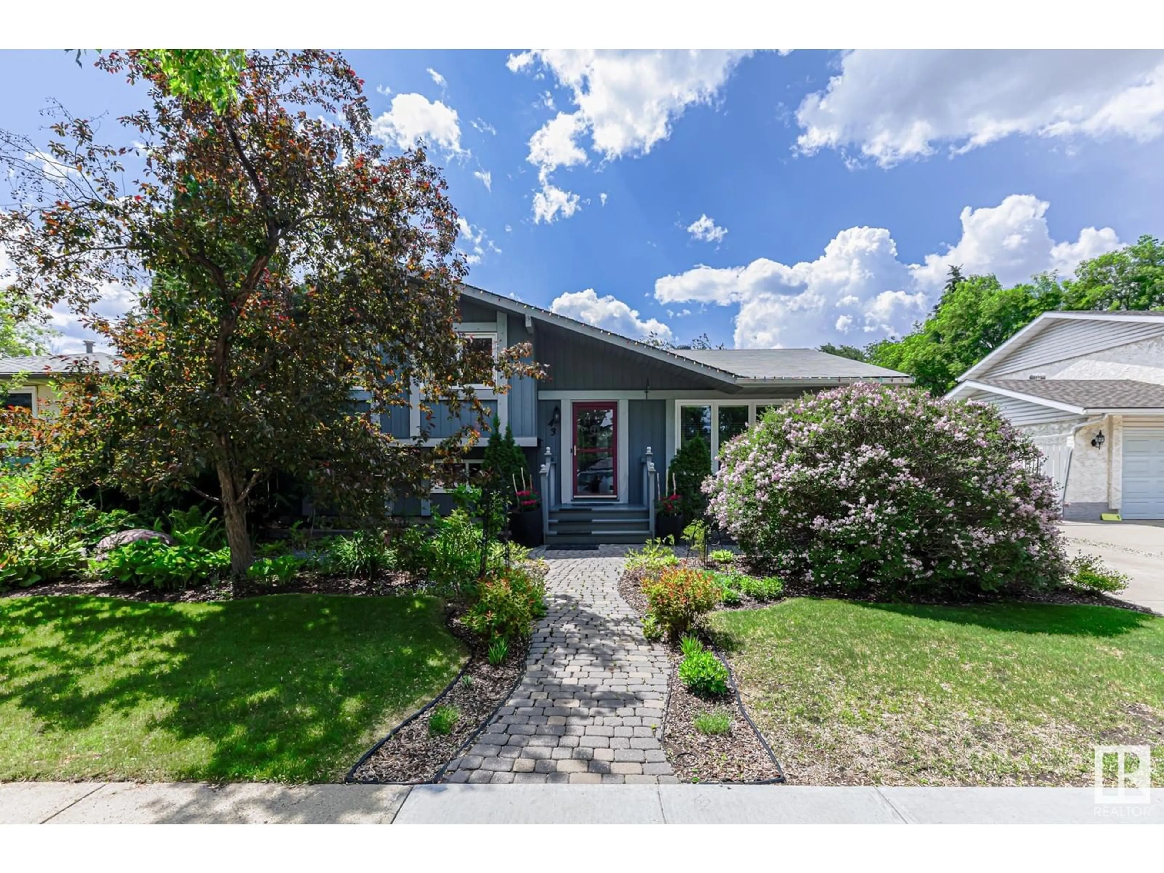 Home with vinyl exterior material, street for 43 BUTTERFIELD CR, St. Albert Alberta T8N2W6