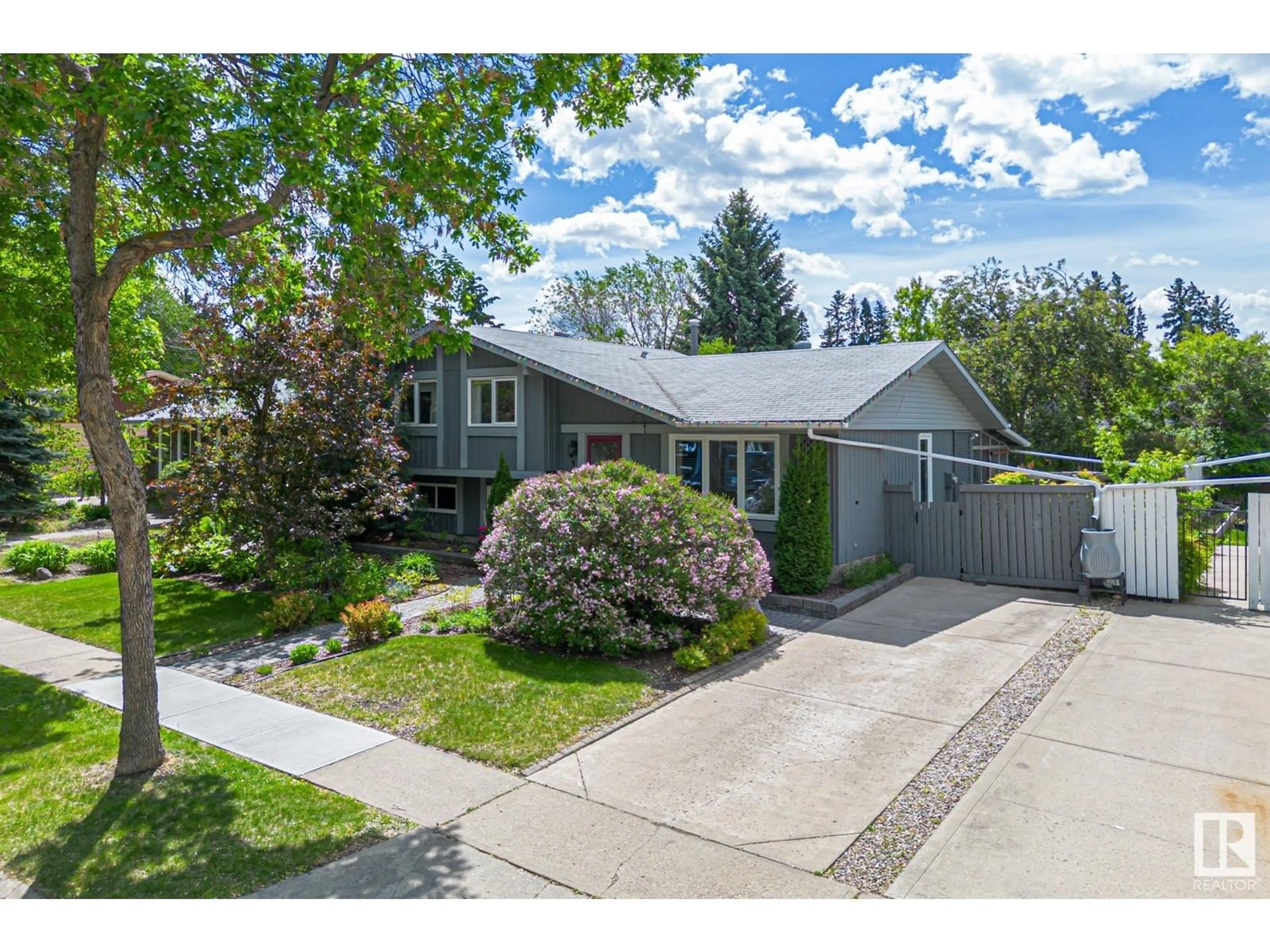 A pic from outside/outdoor area/front of a property/back of a property/a pic from drone, street for 43 BUTTERFIELD CR, St. Albert Alberta T8N2W6