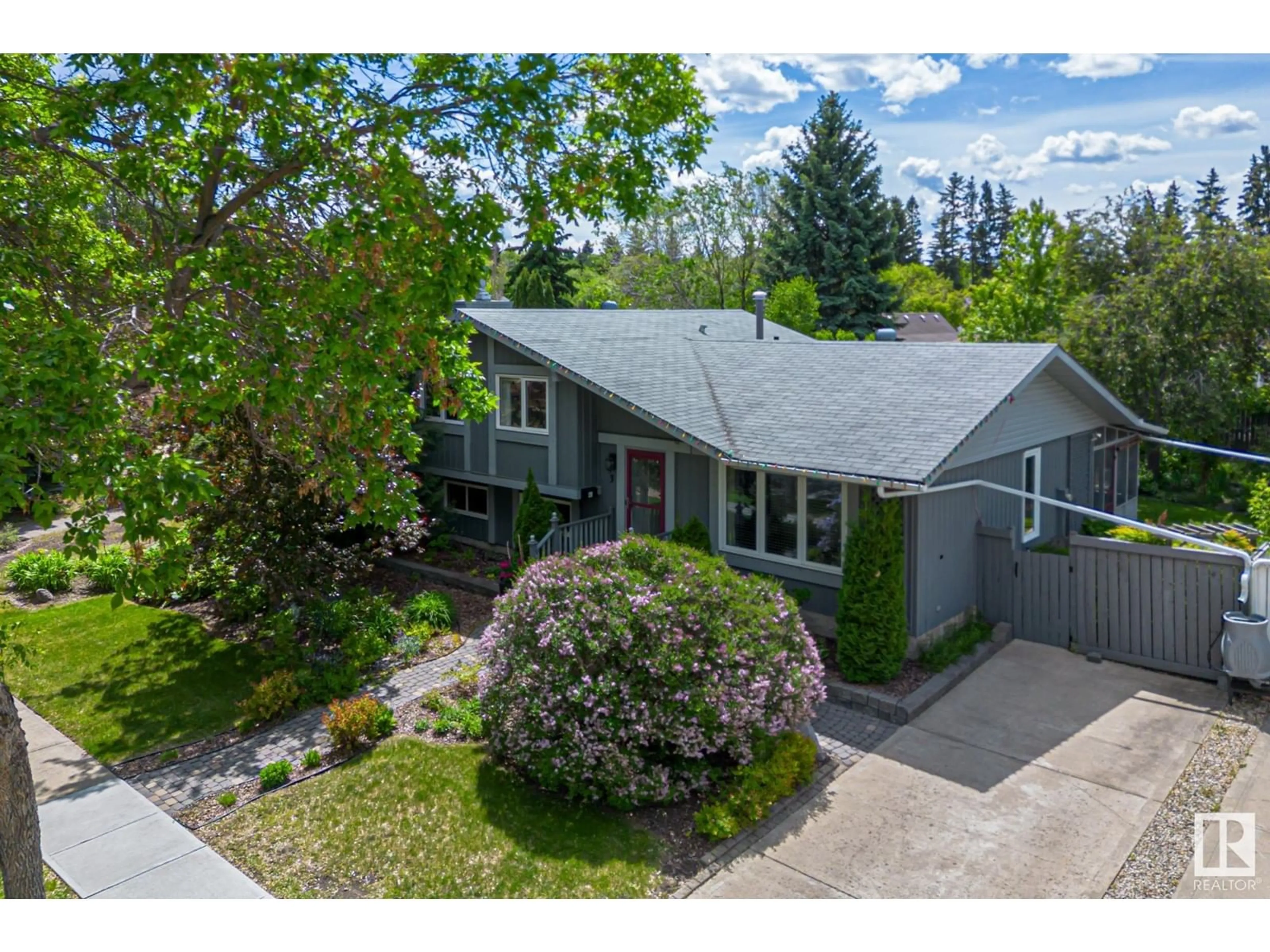 A pic from outside/outdoor area/front of a property/back of a property/a pic from drone, street for 43 BUTTERFIELD CR, St. Albert Alberta T8N2W6