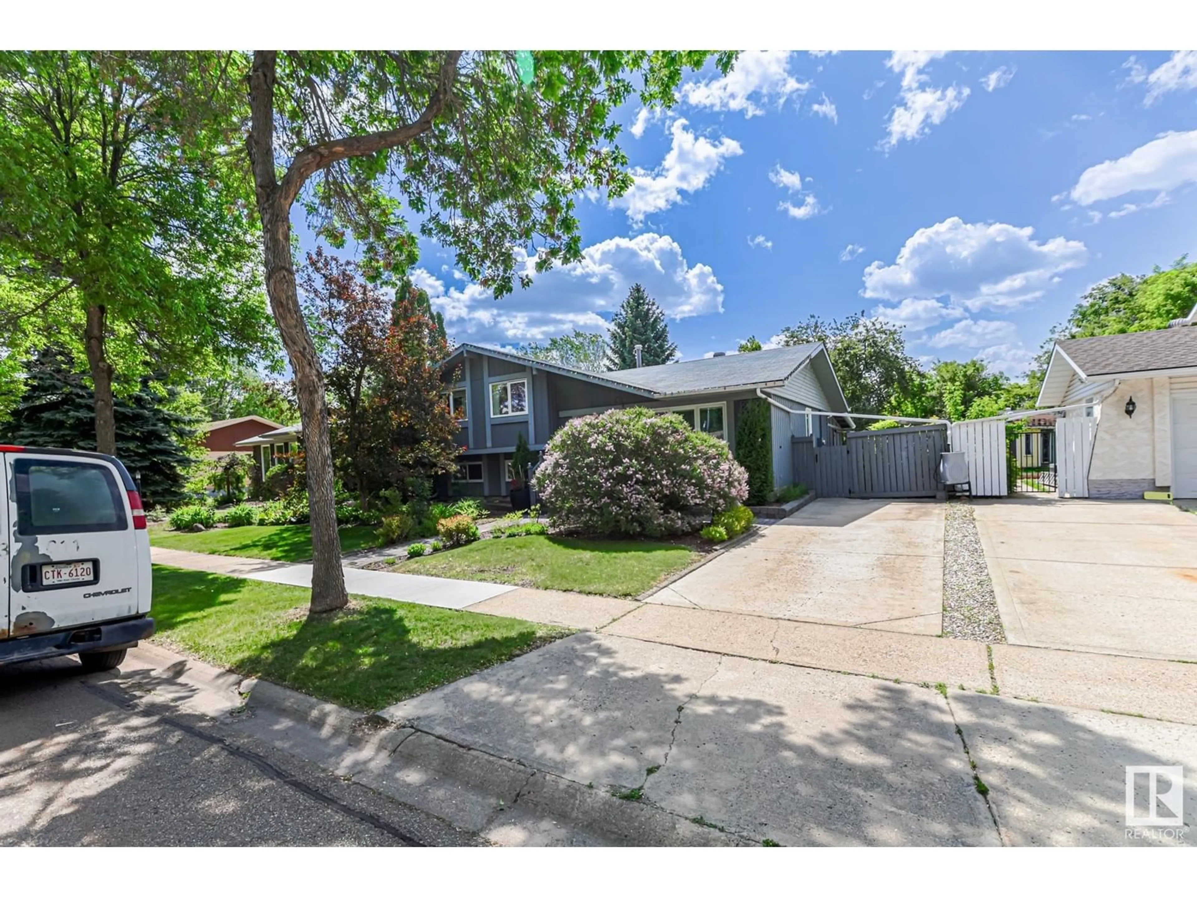 A pic from outside/outdoor area/front of a property/back of a property/a pic from drone, street for 43 BUTTERFIELD CR, St. Albert Alberta T8N2W6