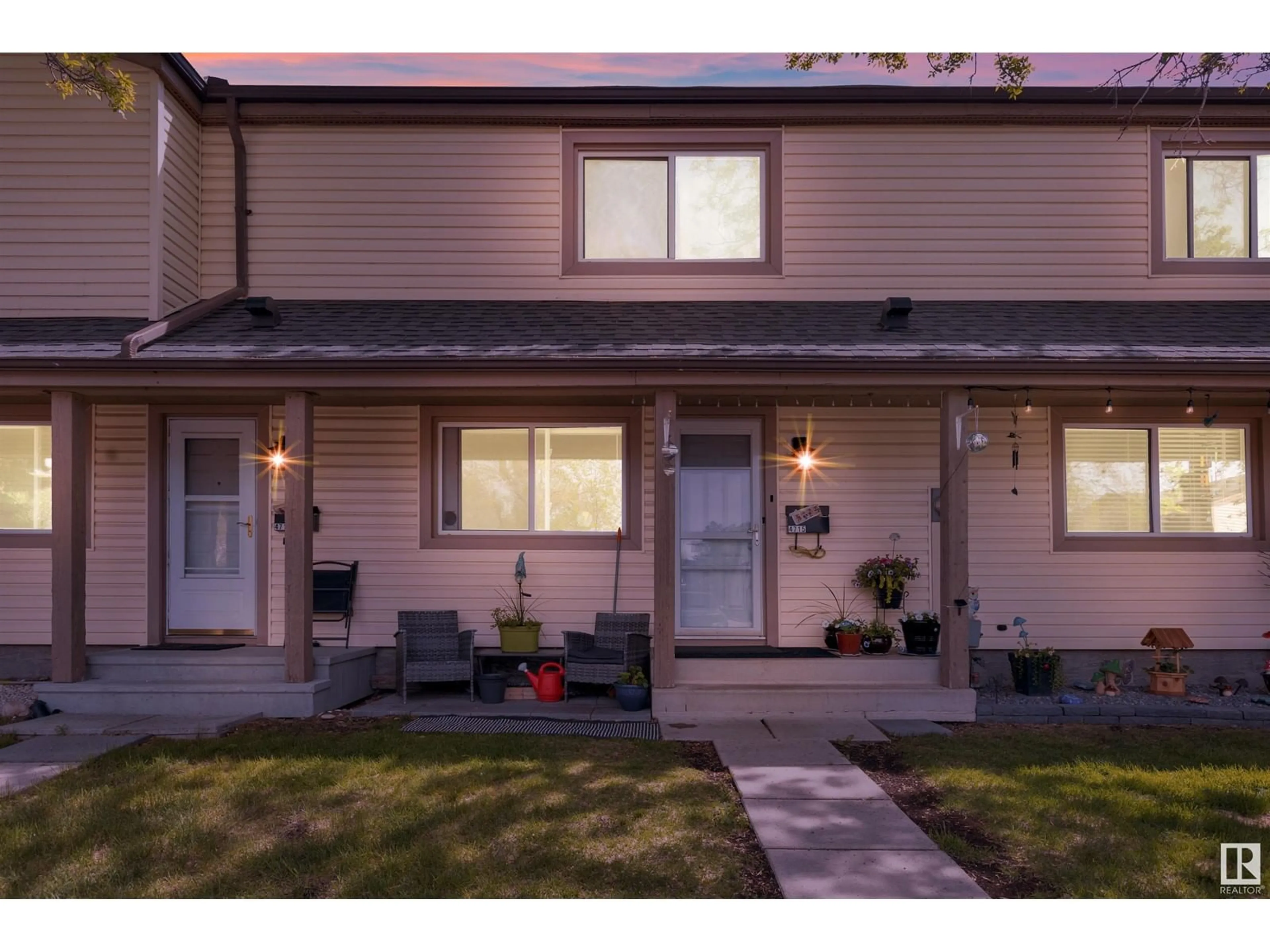 Home with vinyl exterior material, street for 4715 35 AV, Edmonton Alberta T6L3P8