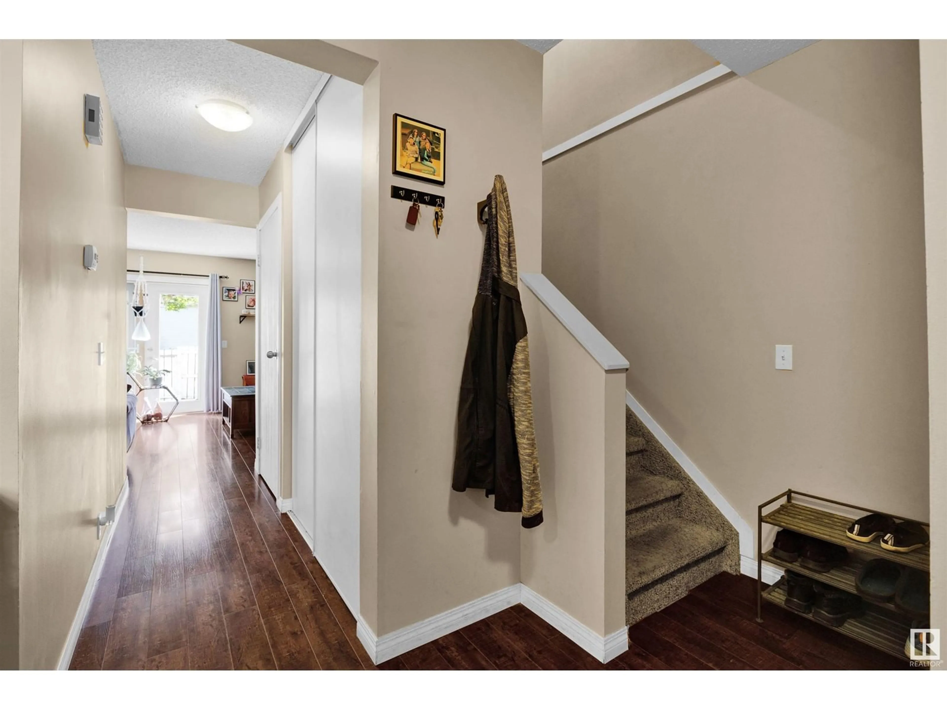 Indoor entryway for 4715 35 AV, Edmonton Alberta T6L3P8
