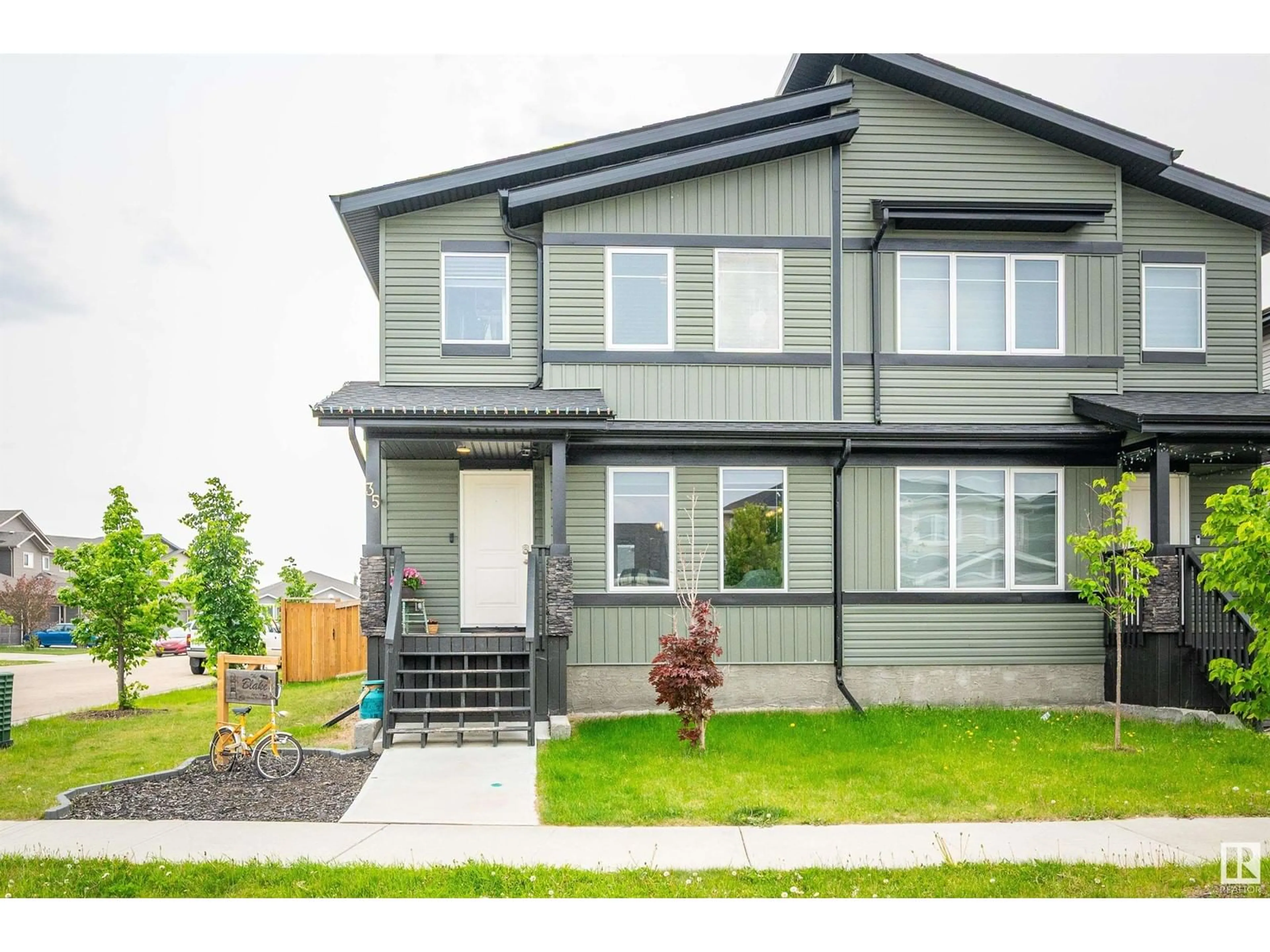 Home with vinyl exterior material, street for 35 REDDING WY, Fort Saskatchewan Alberta T8L0S7