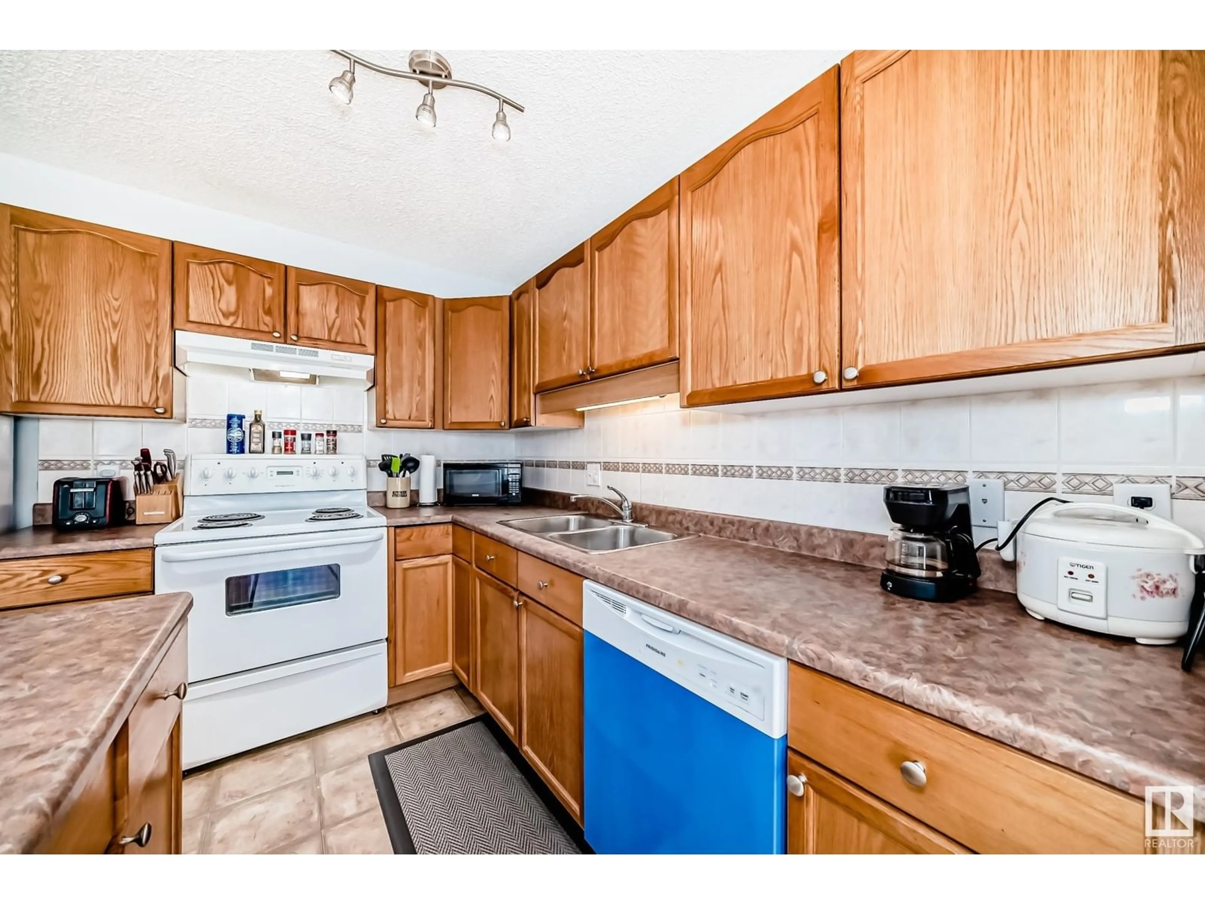 Standard kitchen, unknown for SW - 12134 16 AV, Edmonton Alberta T6W1L9