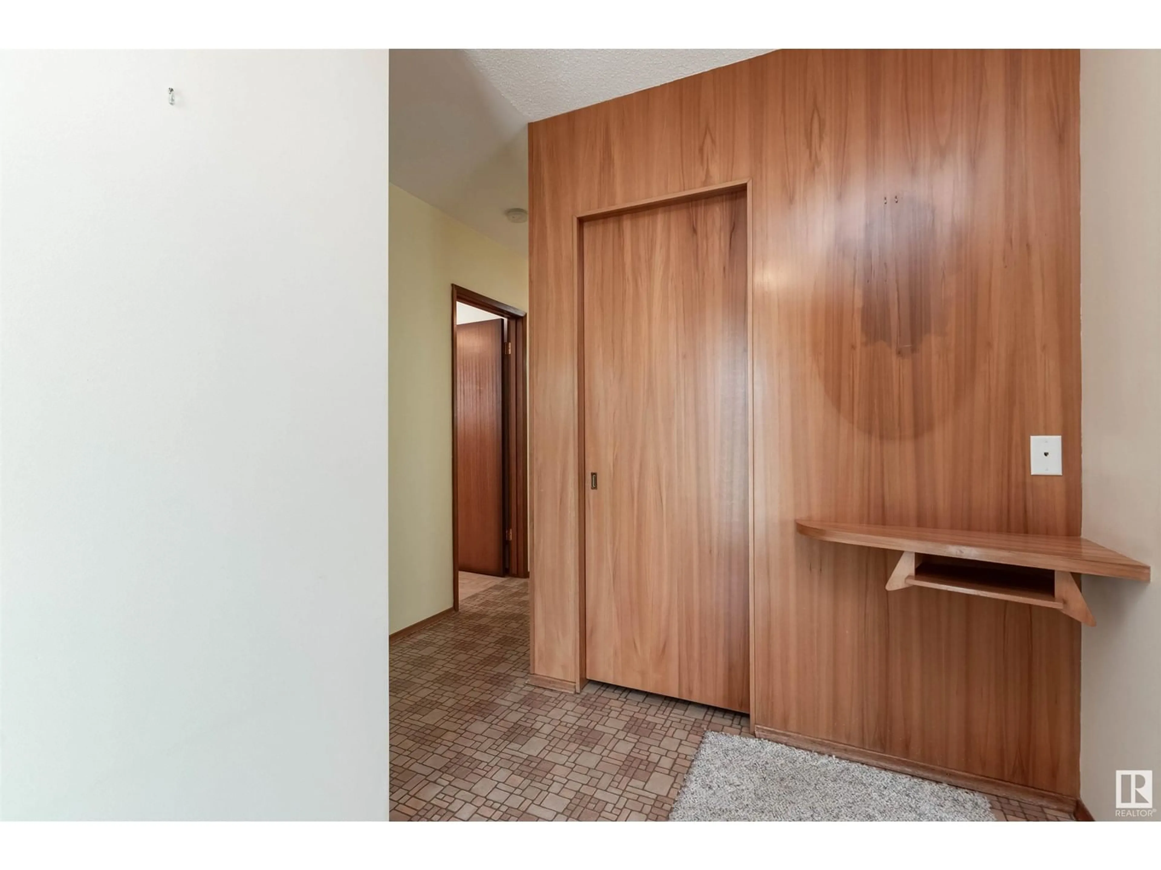 Indoor entryway for 4923 115 ST, Edmonton Alberta T6H3P1