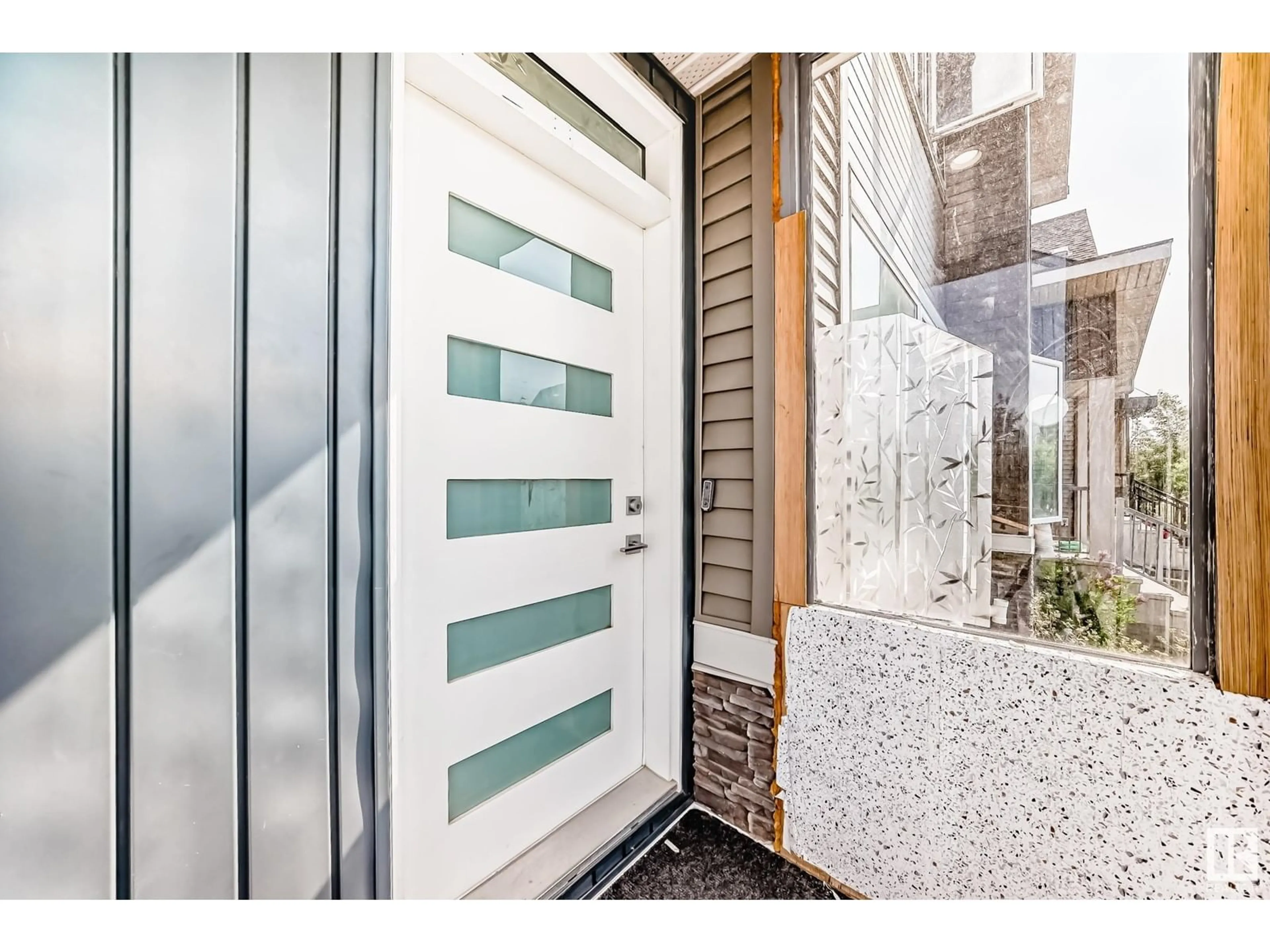 Indoor entryway for 3620 8 AV, Edmonton Alberta T6X2G6