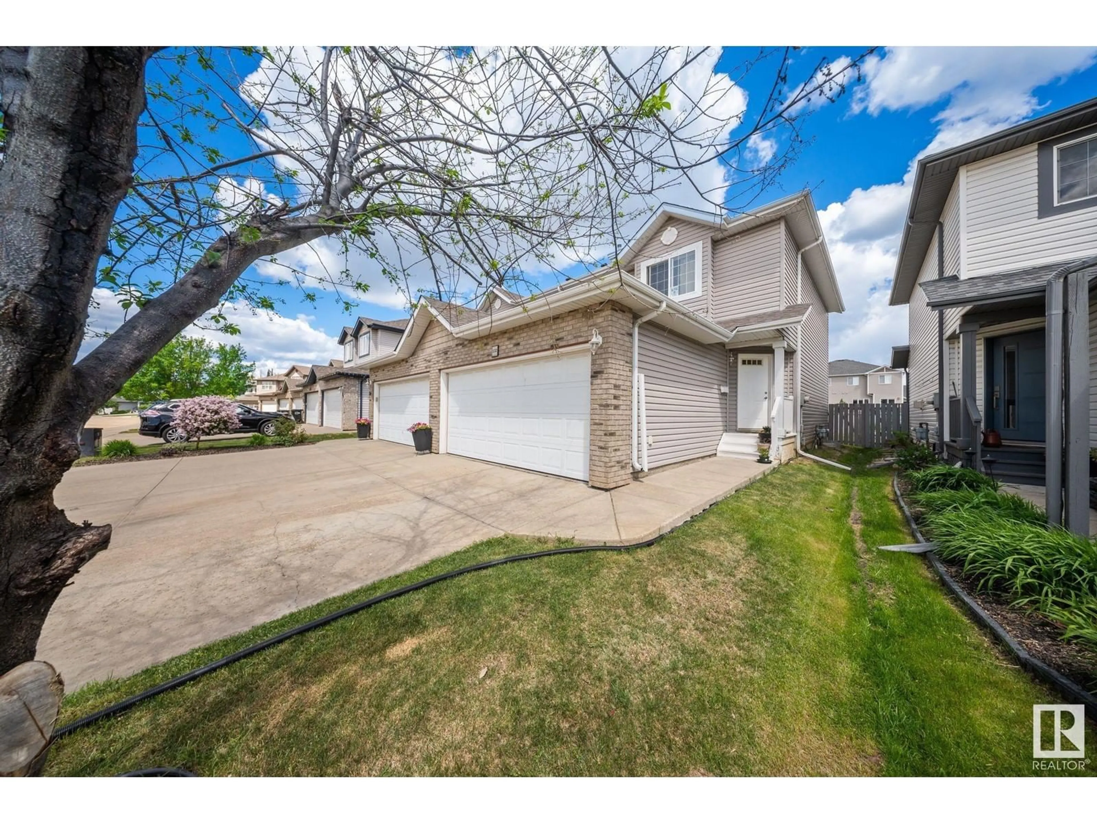A pic from outside/outdoor area/front of a property/back of a property/a pic from drone, street for 132 CASTLE DR, Edmonton Alberta T5X6J1
