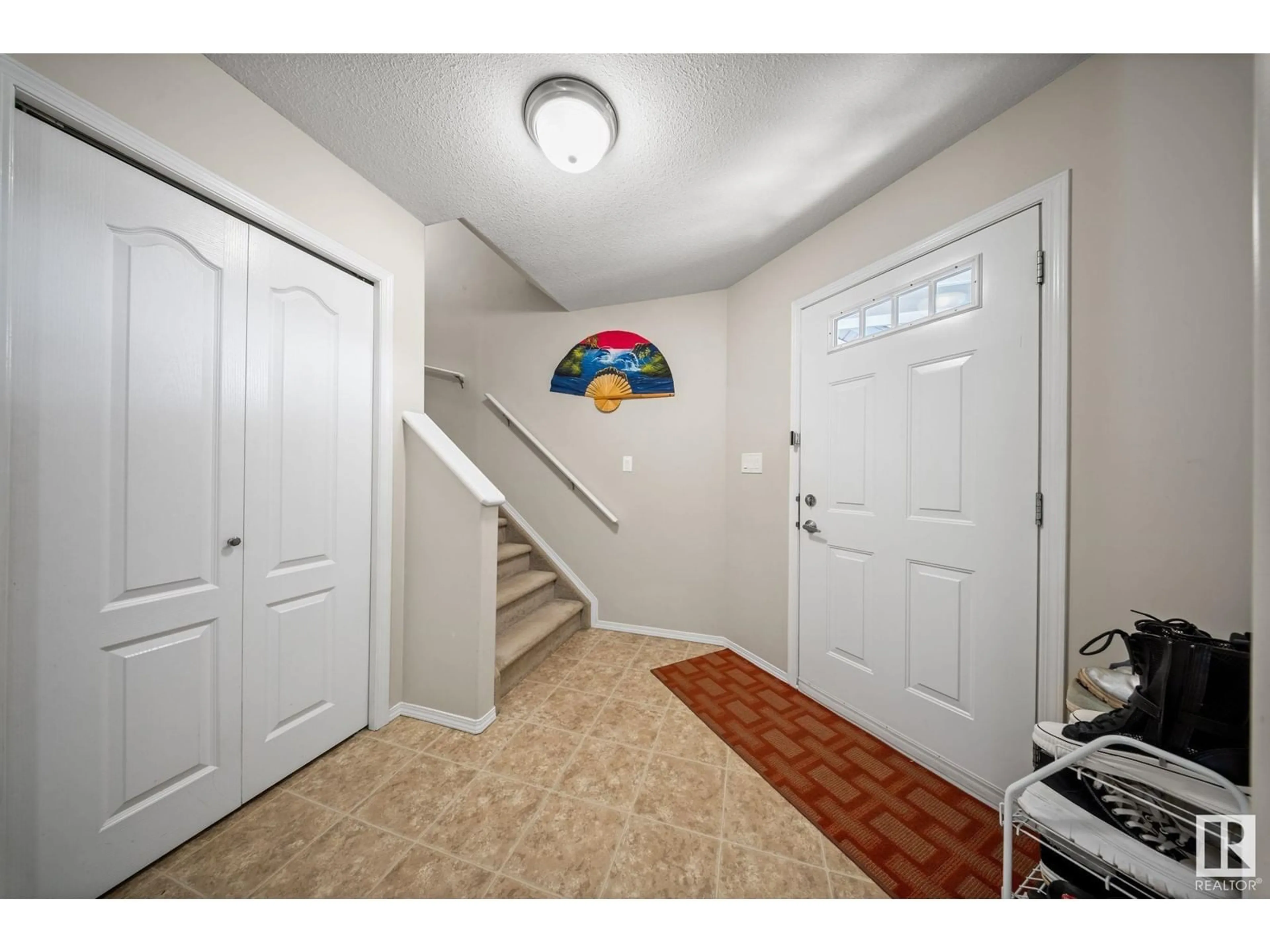 Indoor entryway for 132 CASTLE DR, Edmonton Alberta T5X6J1