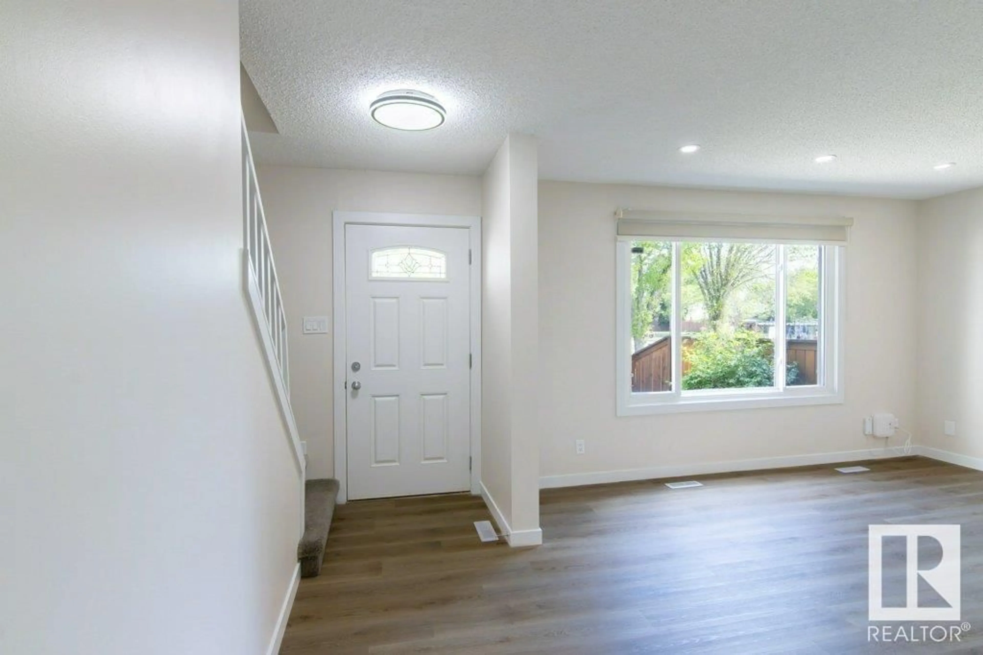 Indoor entryway for 102 PRIMROSE GARDENS GD, Edmonton Alberta T5T0R1