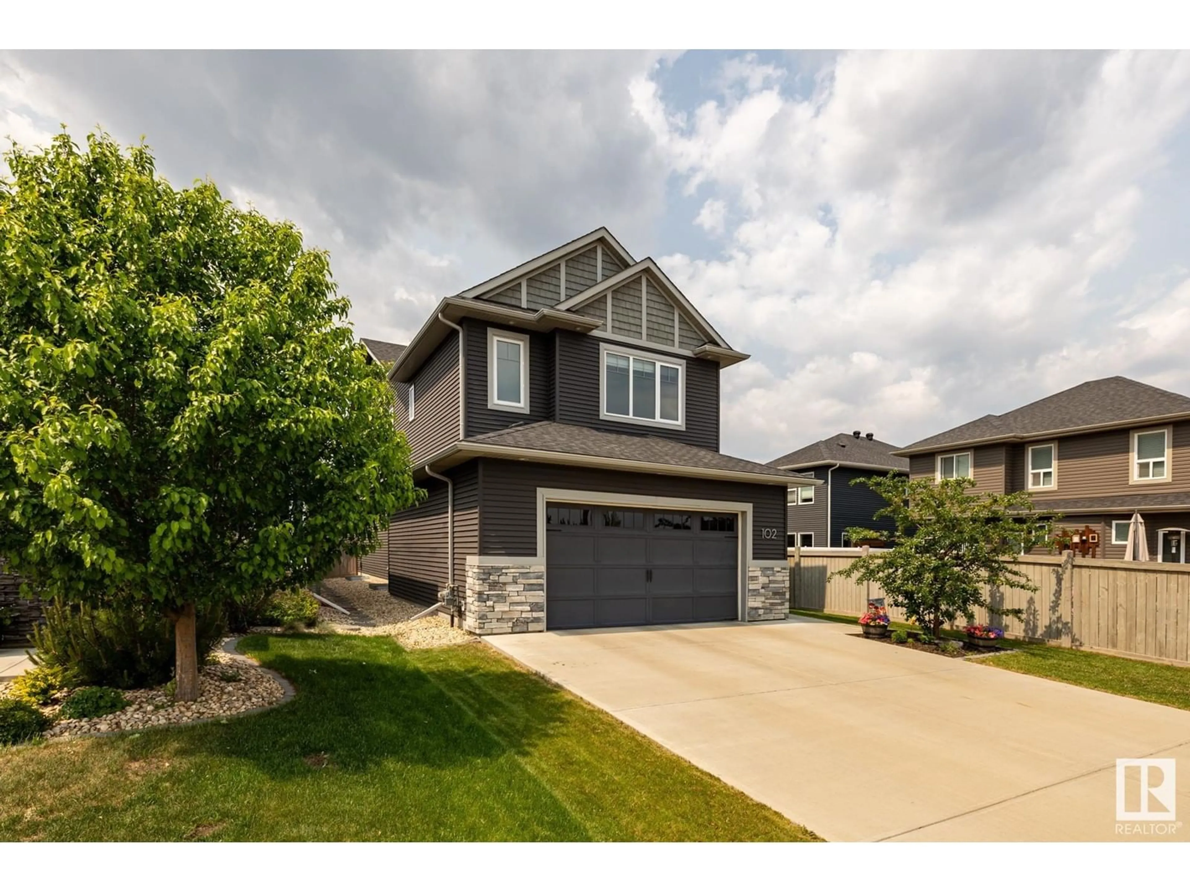 Home with vinyl exterior material, street for CO - 102 AVEBURY, Sherwood Park Alberta T8H0Z3
