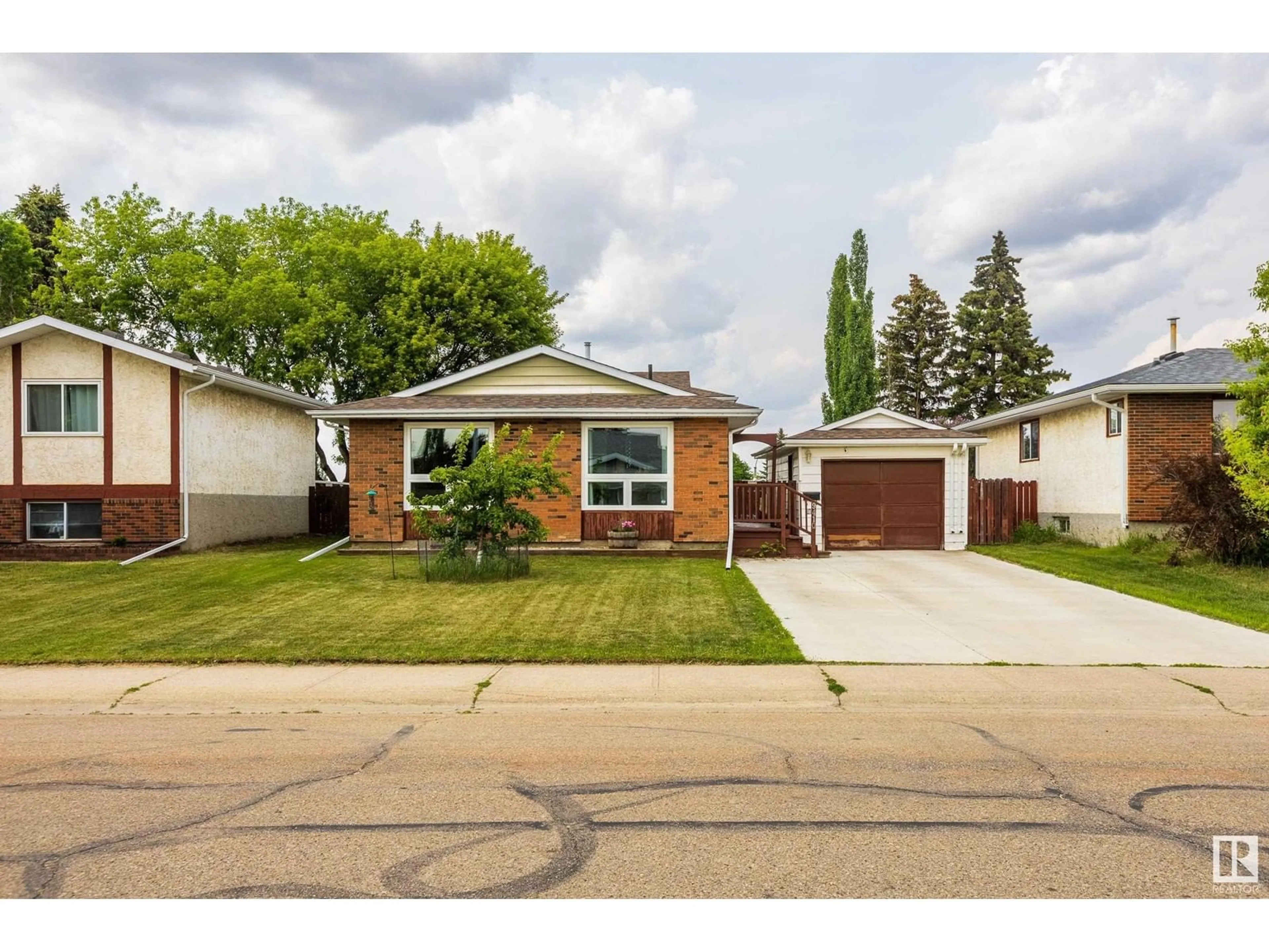 Home with vinyl exterior material, street for 9410 98 AV, Morinville Alberta T8R1J4