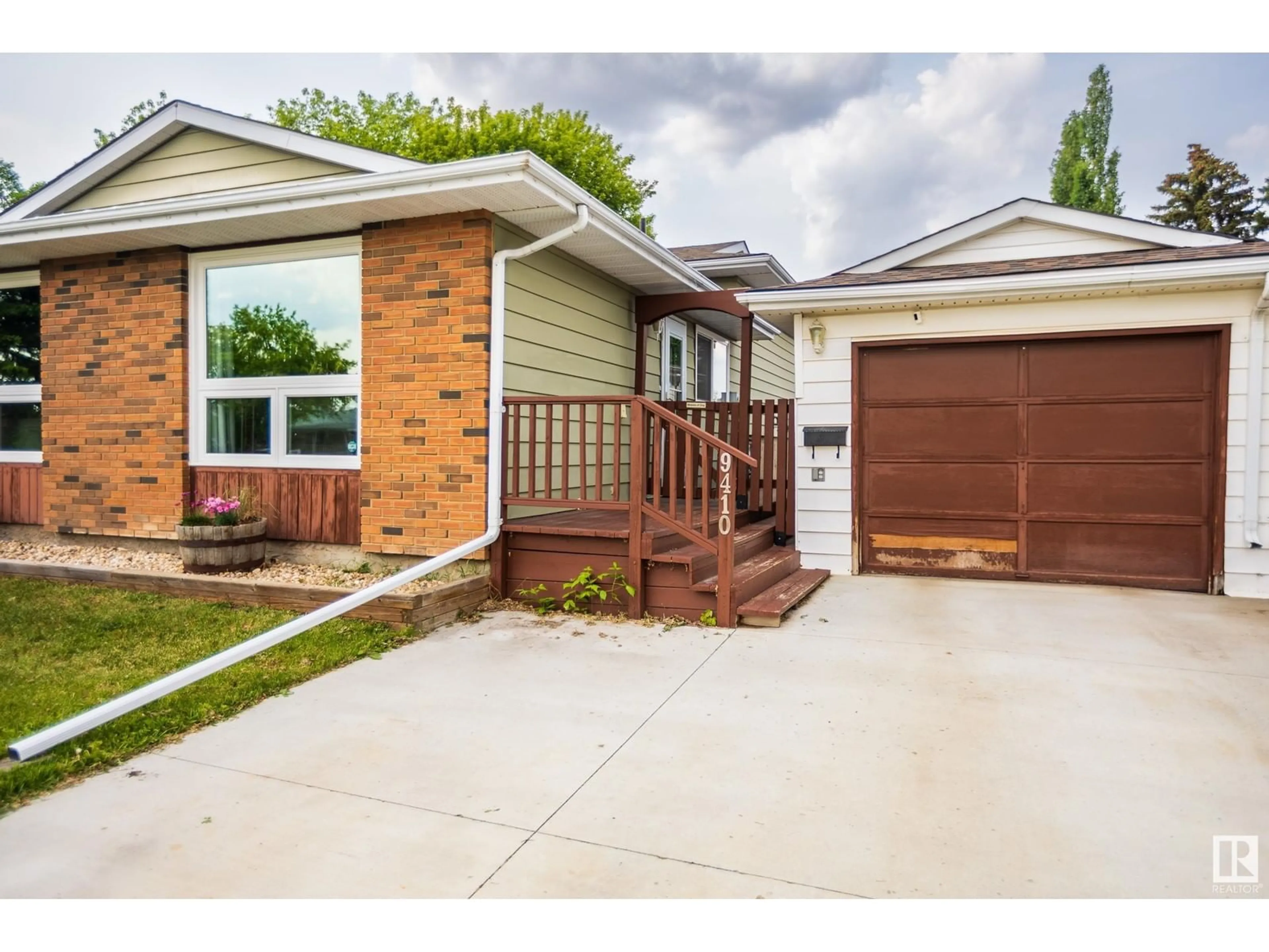 Home with vinyl exterior material, street for 9410 98 AV, Morinville Alberta T8R1J4
