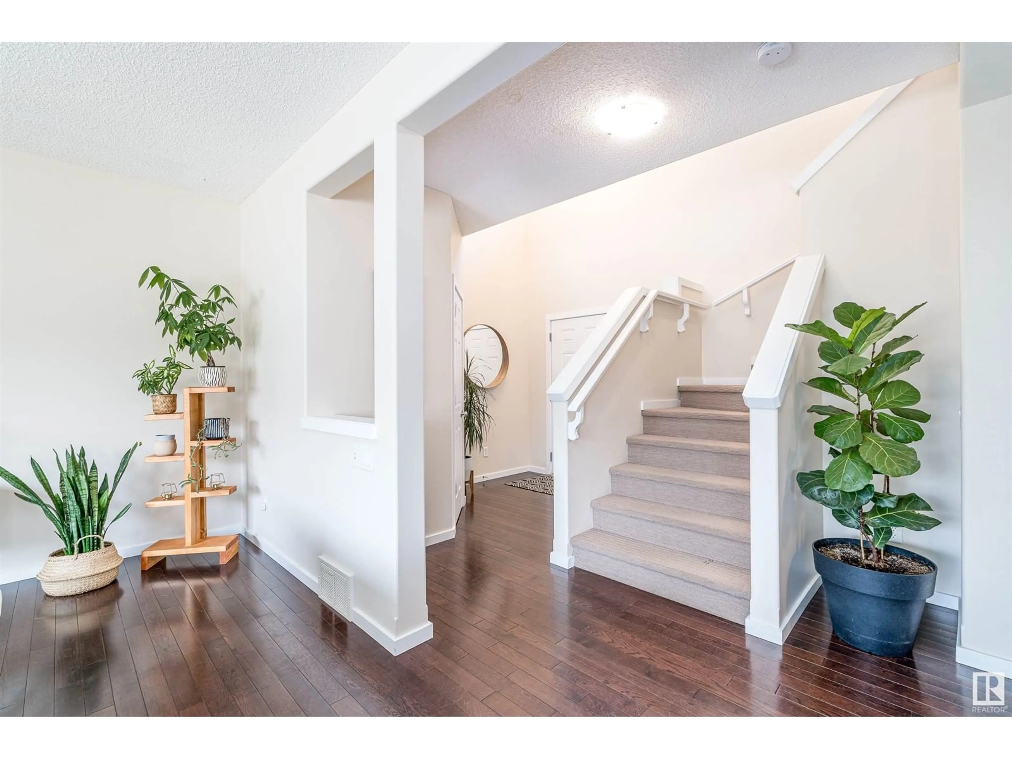 Indoor entryway for 8715 10 AV SW, Edmonton Alberta T6X1J6