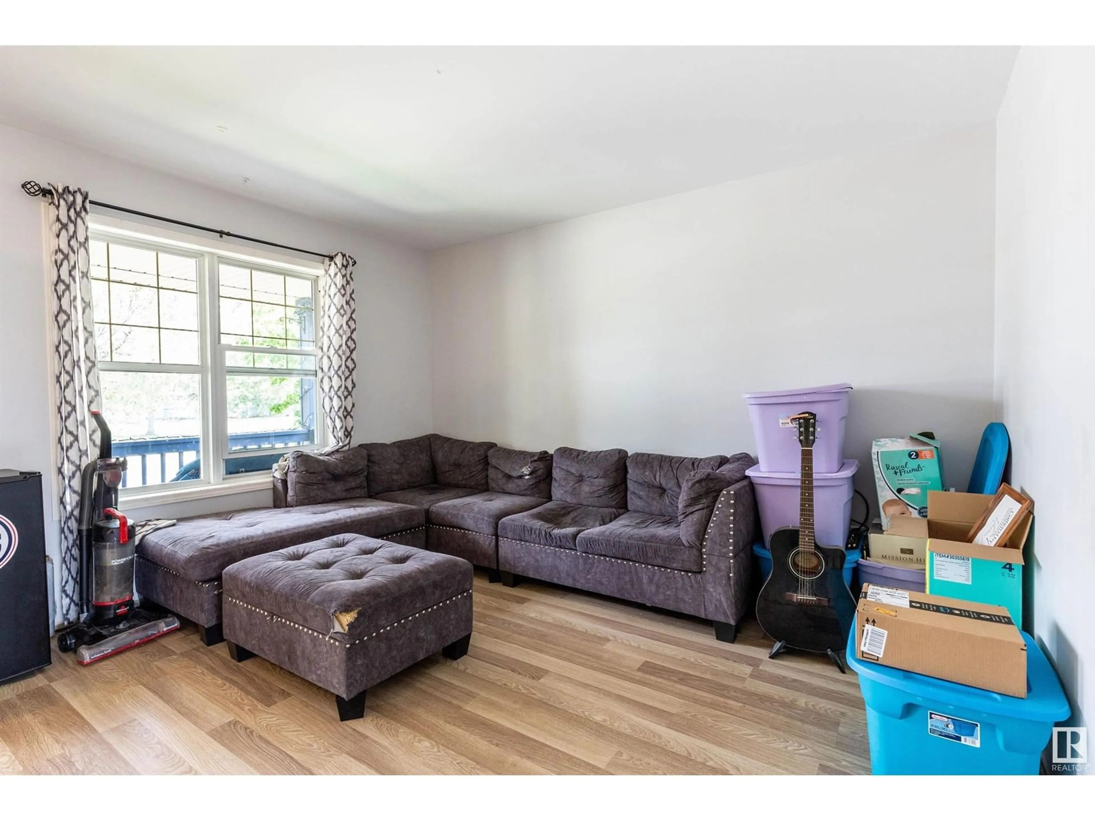 Living room with furniture, unknown for 664 GLENWRIGHT CR, Edmonton Alberta T5T6K5