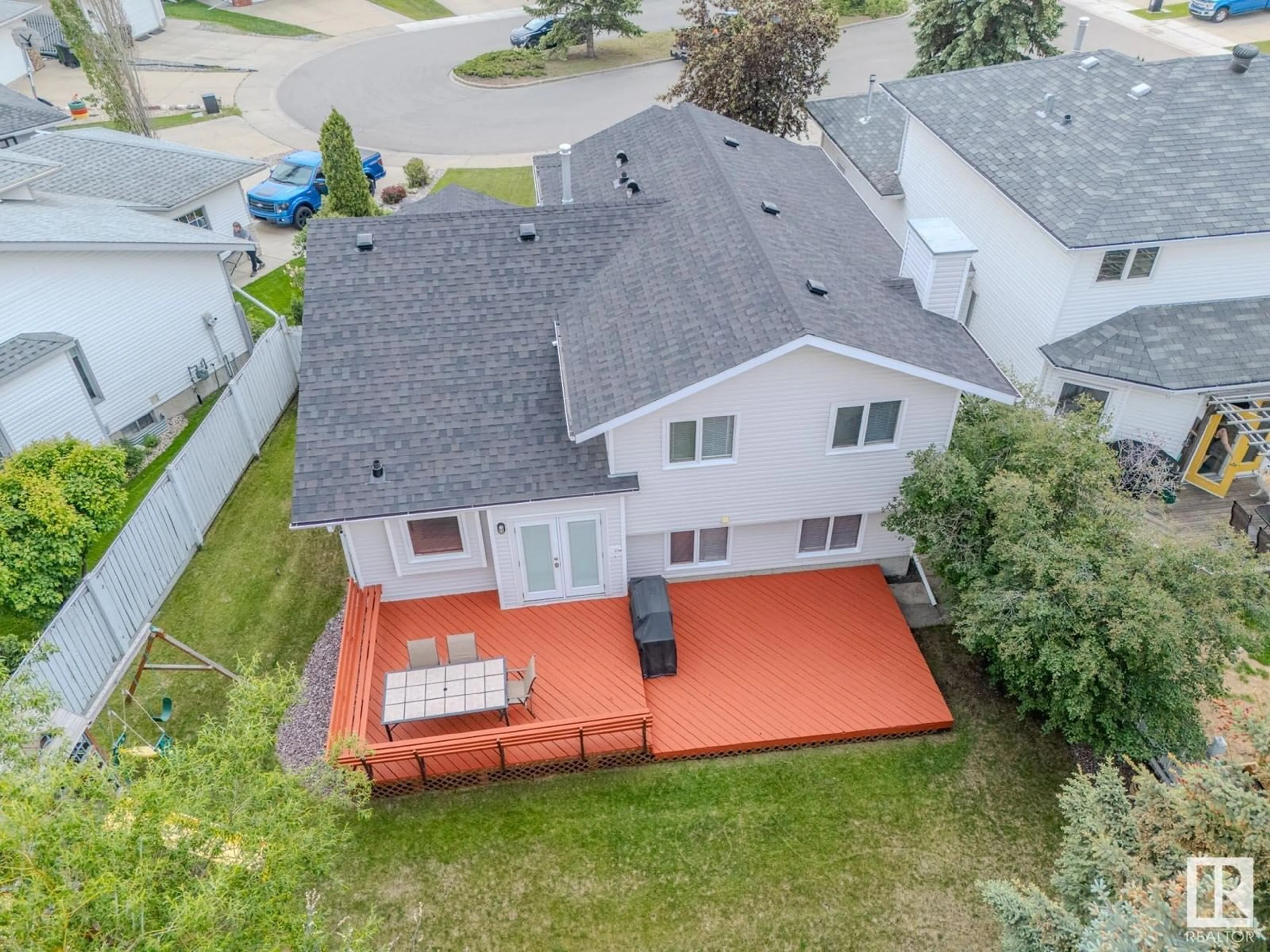 A pic from outside/outdoor area/front of a property/back of a property/a pic from drone, street for NW - 5511 190A ST, Edmonton Alberta T6M2L3