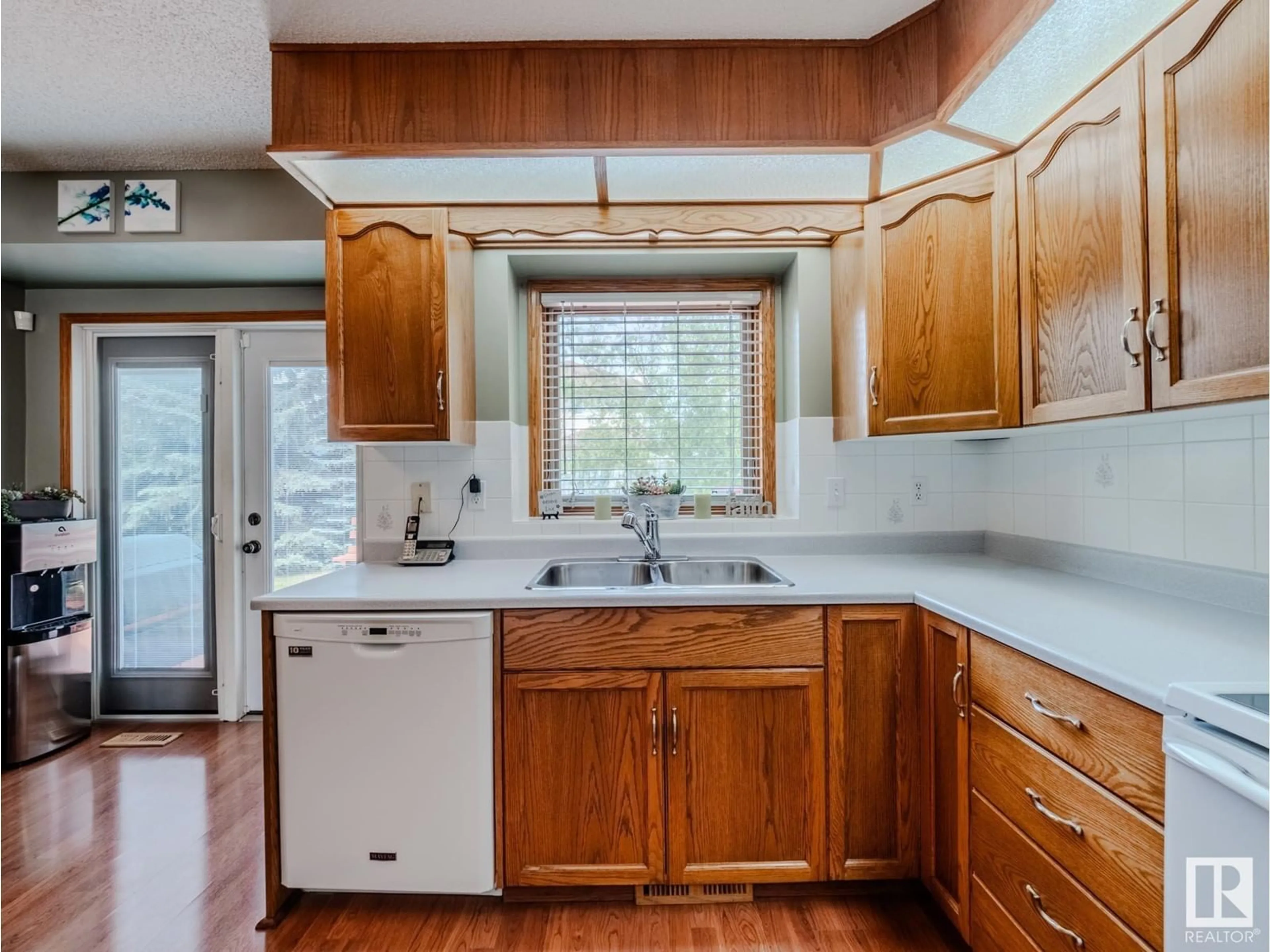 Standard kitchen, unknown for NW - 5511 190A ST, Edmonton Alberta T6M2L3