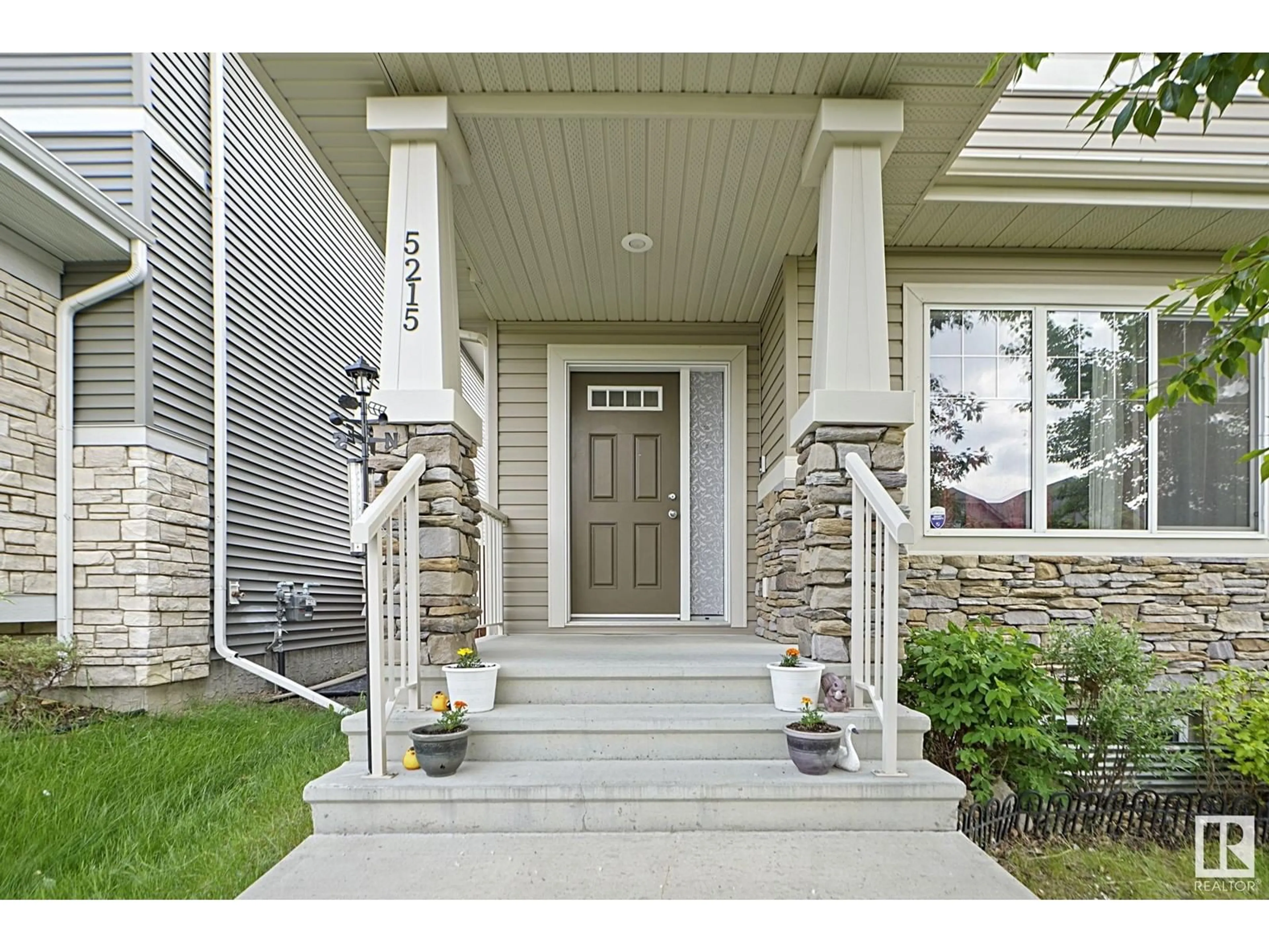 Indoor entryway for 5215 20AVE SW, Edmonton Alberta T6X1V6