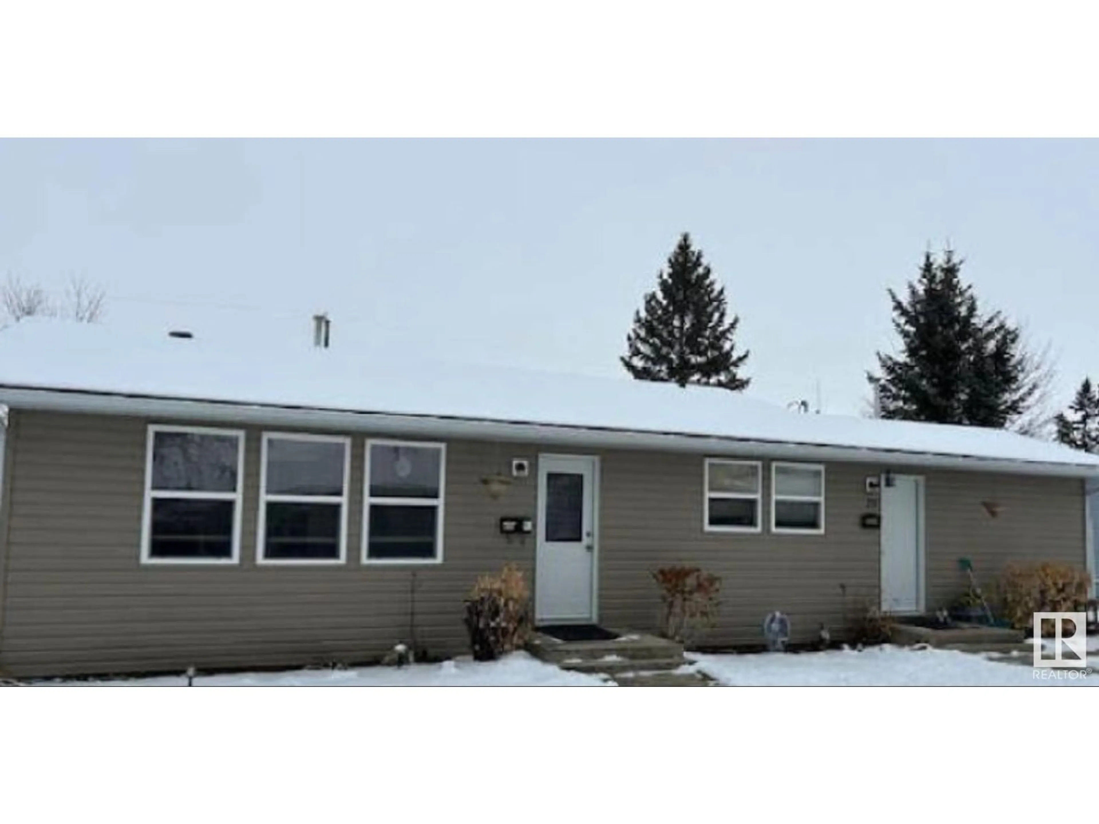 Home with vinyl exterior material, street for 29 320 7 AV, Three Hills Alberta T0M2A0