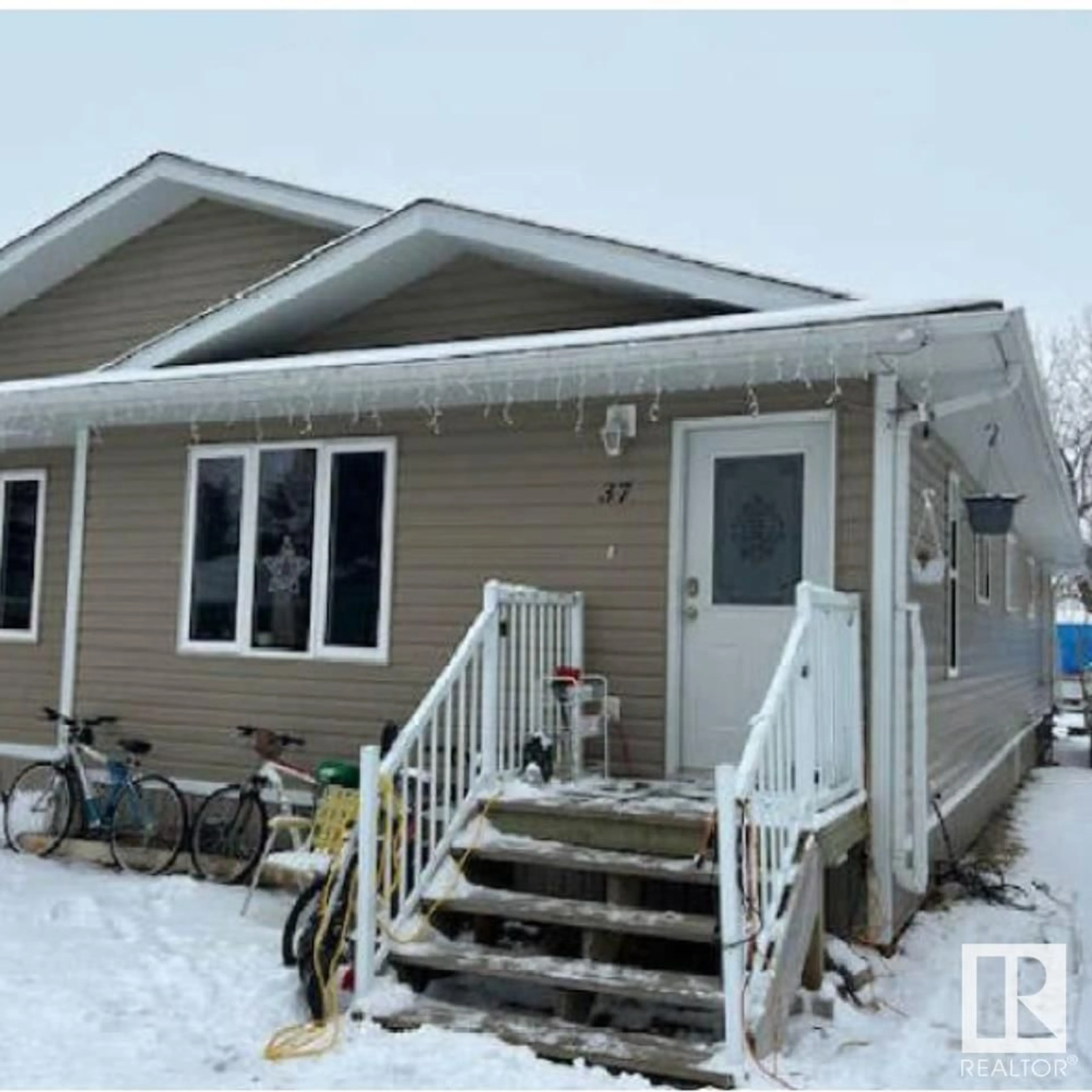 Home with vinyl exterior material, street for 37 - 327 7 AV, Three Hills Alberta T0M2A0