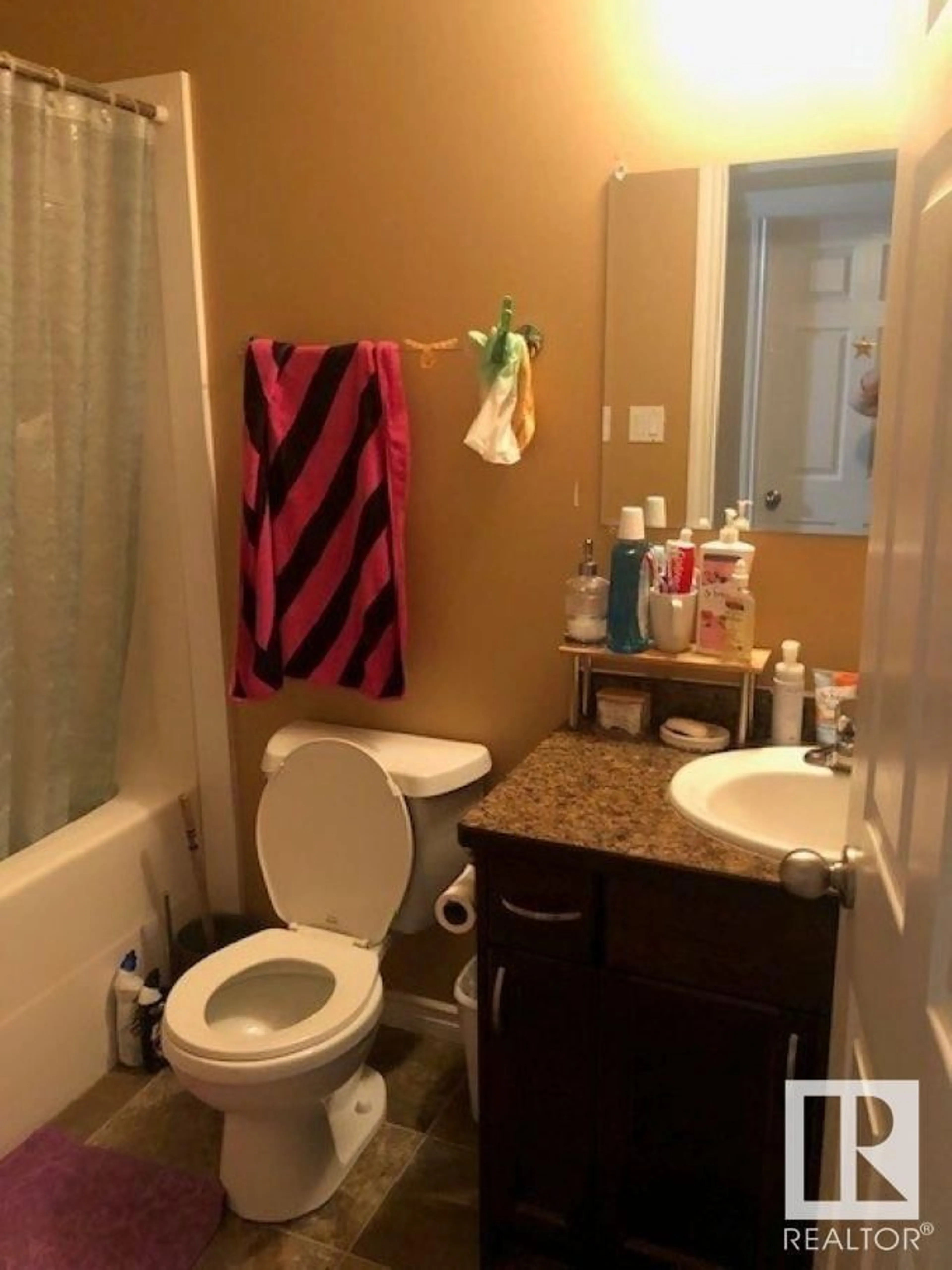 Standard bathroom, unknown for 37 - 327 7 AV, Three Hills Alberta T0M2A0
