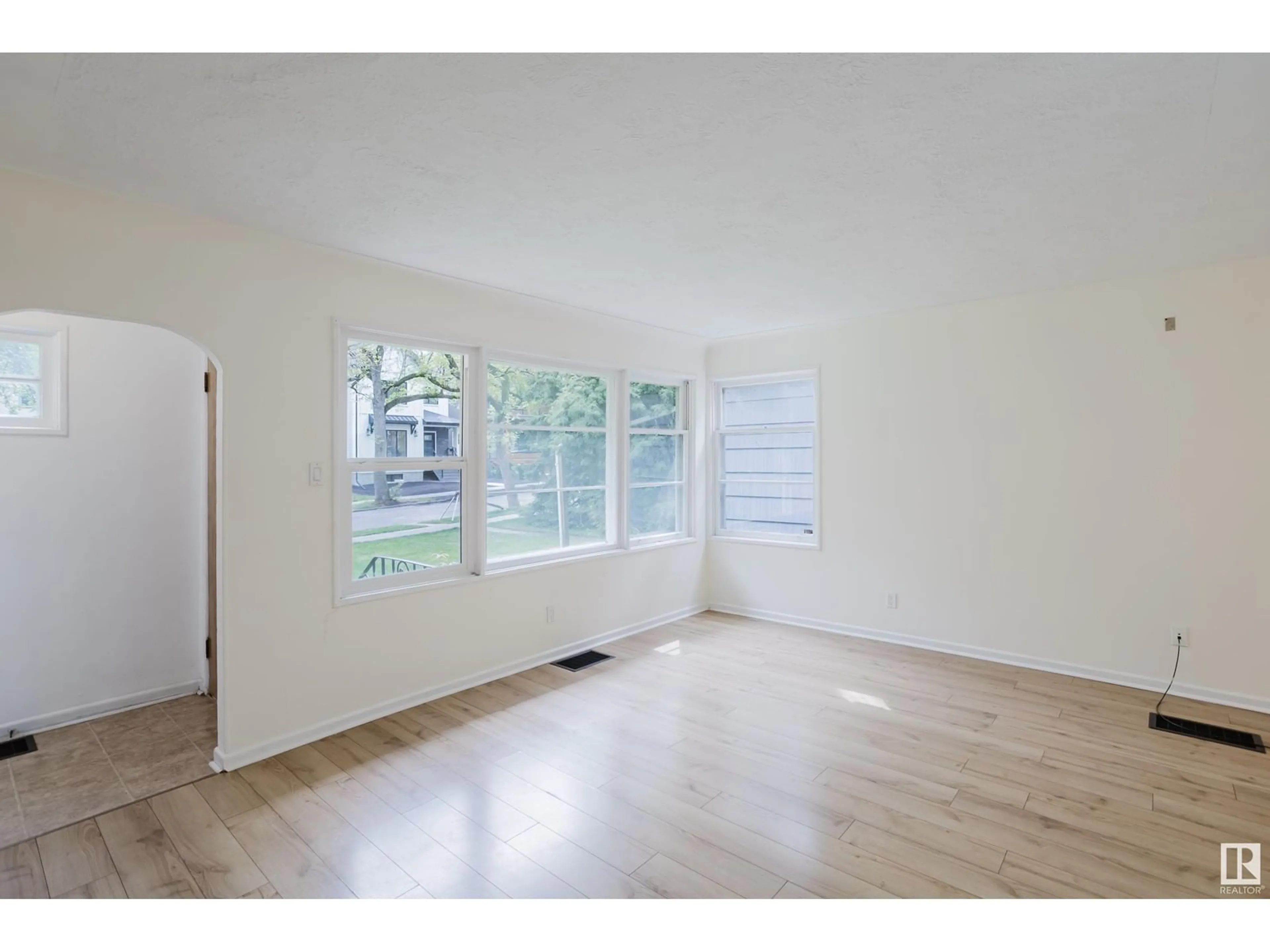 A pic of a room for 9808 85 AV NW, Edmonton Alberta T6E2J6