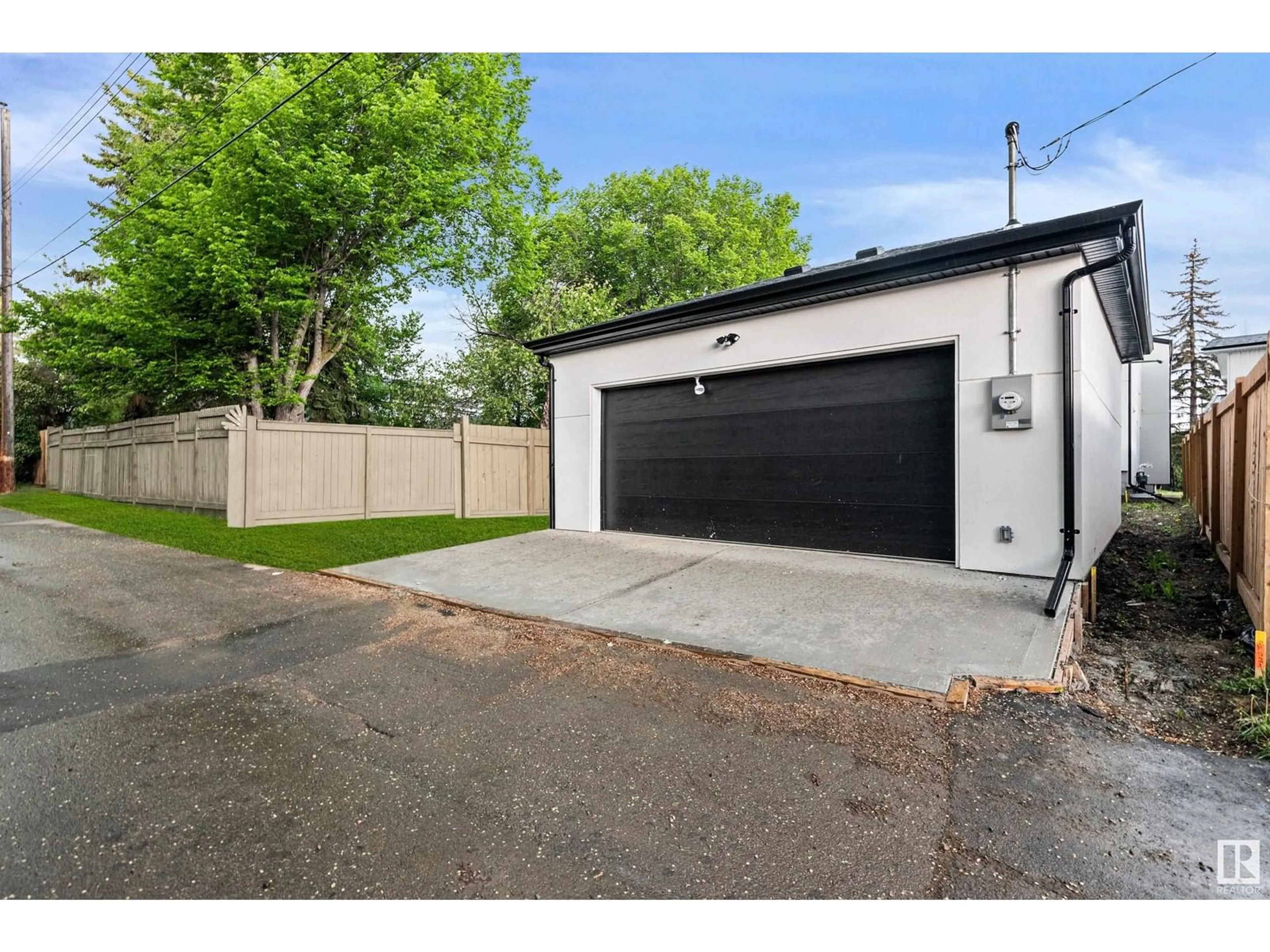 Indoor garage for 13809 BUENA VISTA RD, Edmonton Alberta T5R5R9