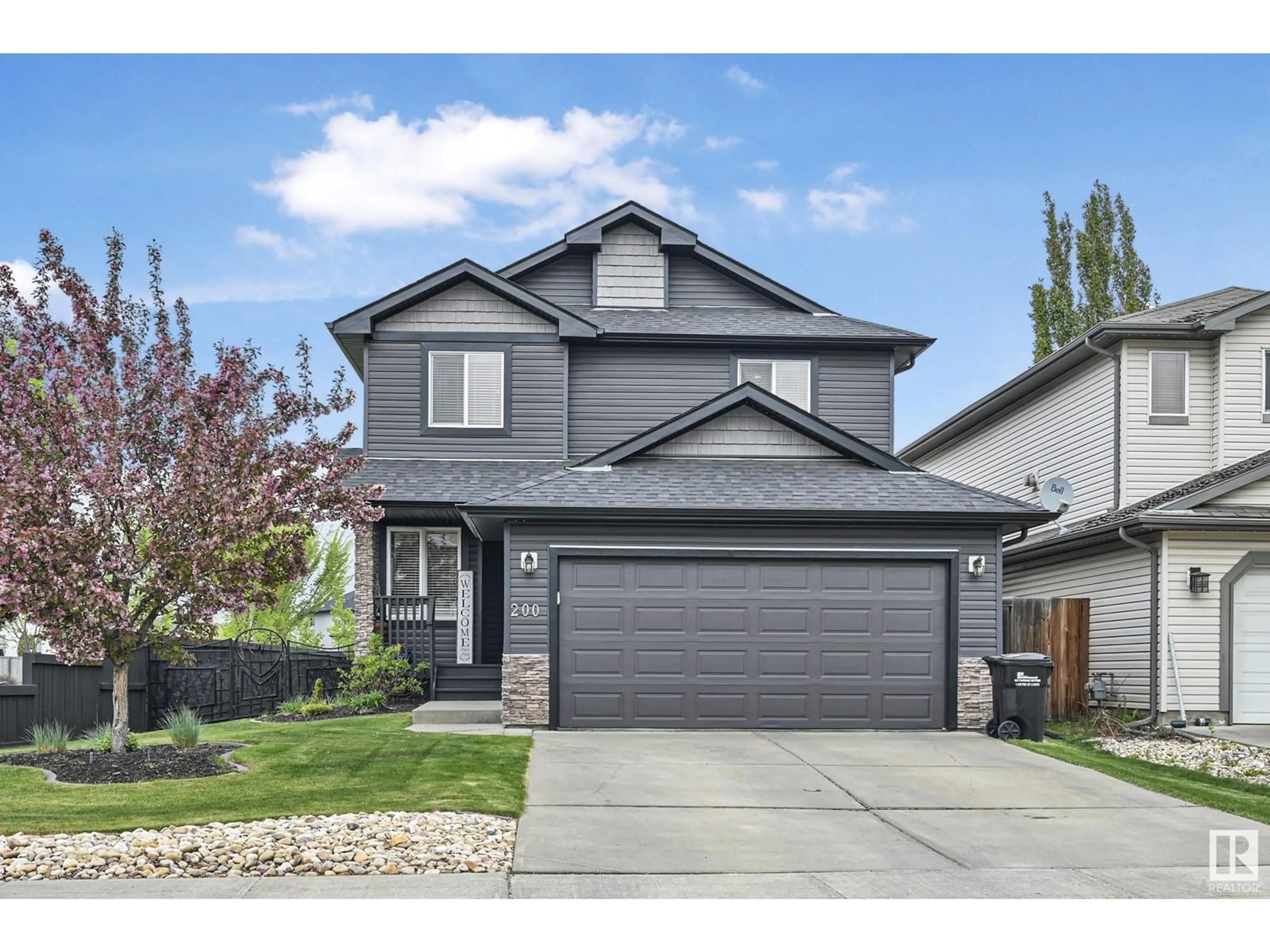 Home with vinyl exterior material, street for 200 FOXTAIL WY, Sherwood Park Alberta T8A2H4