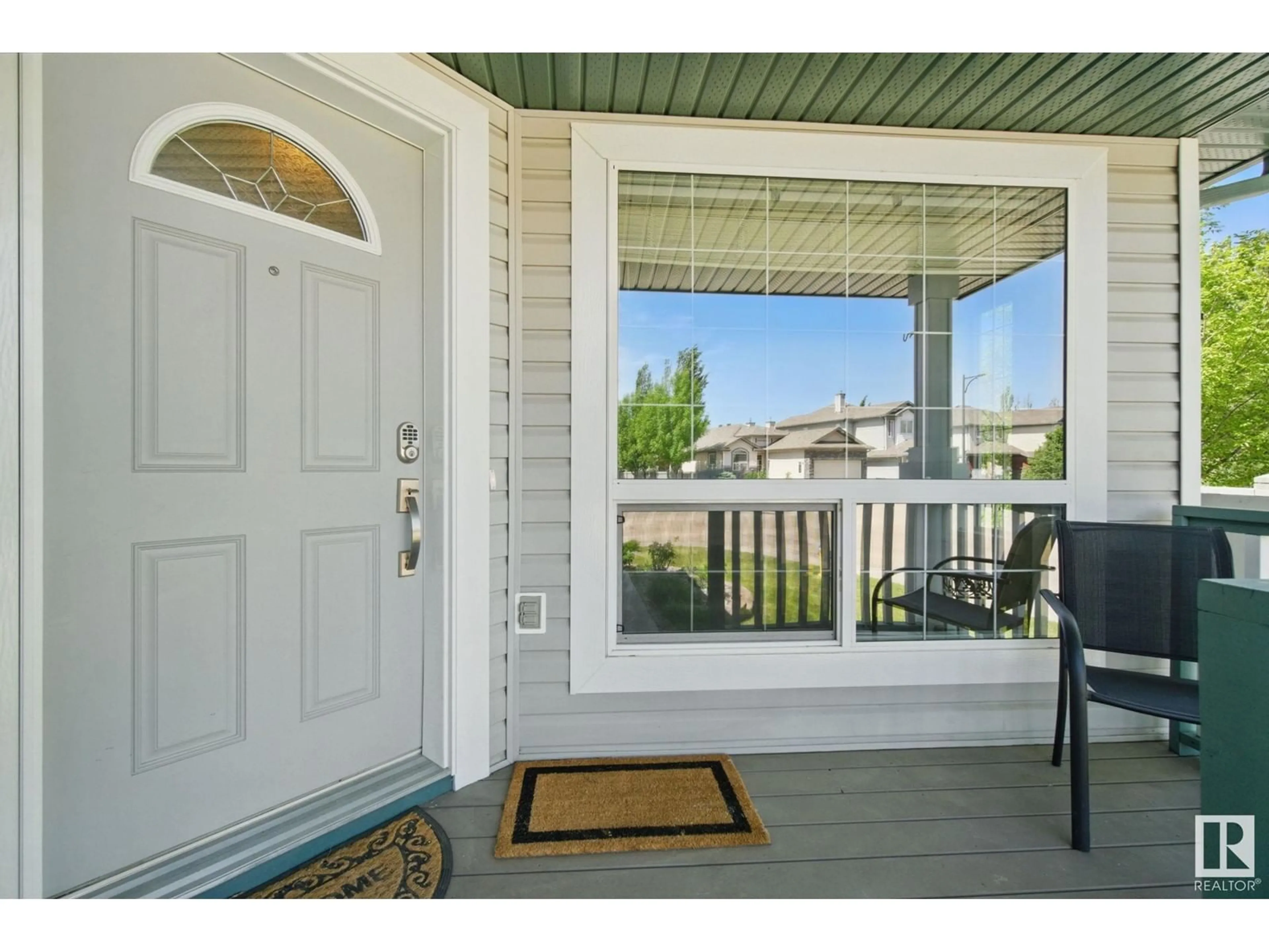 Indoor entryway for 20711 46 AV NW, Edmonton Alberta T6M0C2