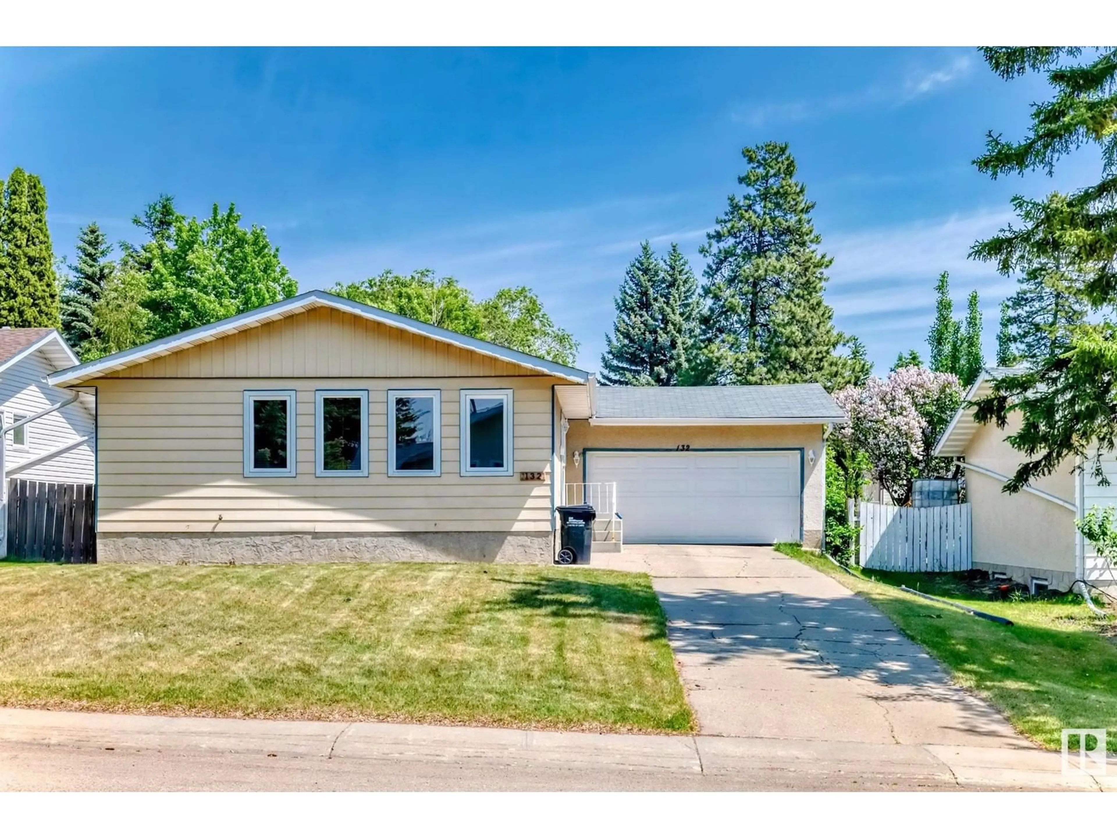 Home with vinyl exterior material, street for 132 GEORGIAN WY, Sherwood Park Alberta T8A2W2