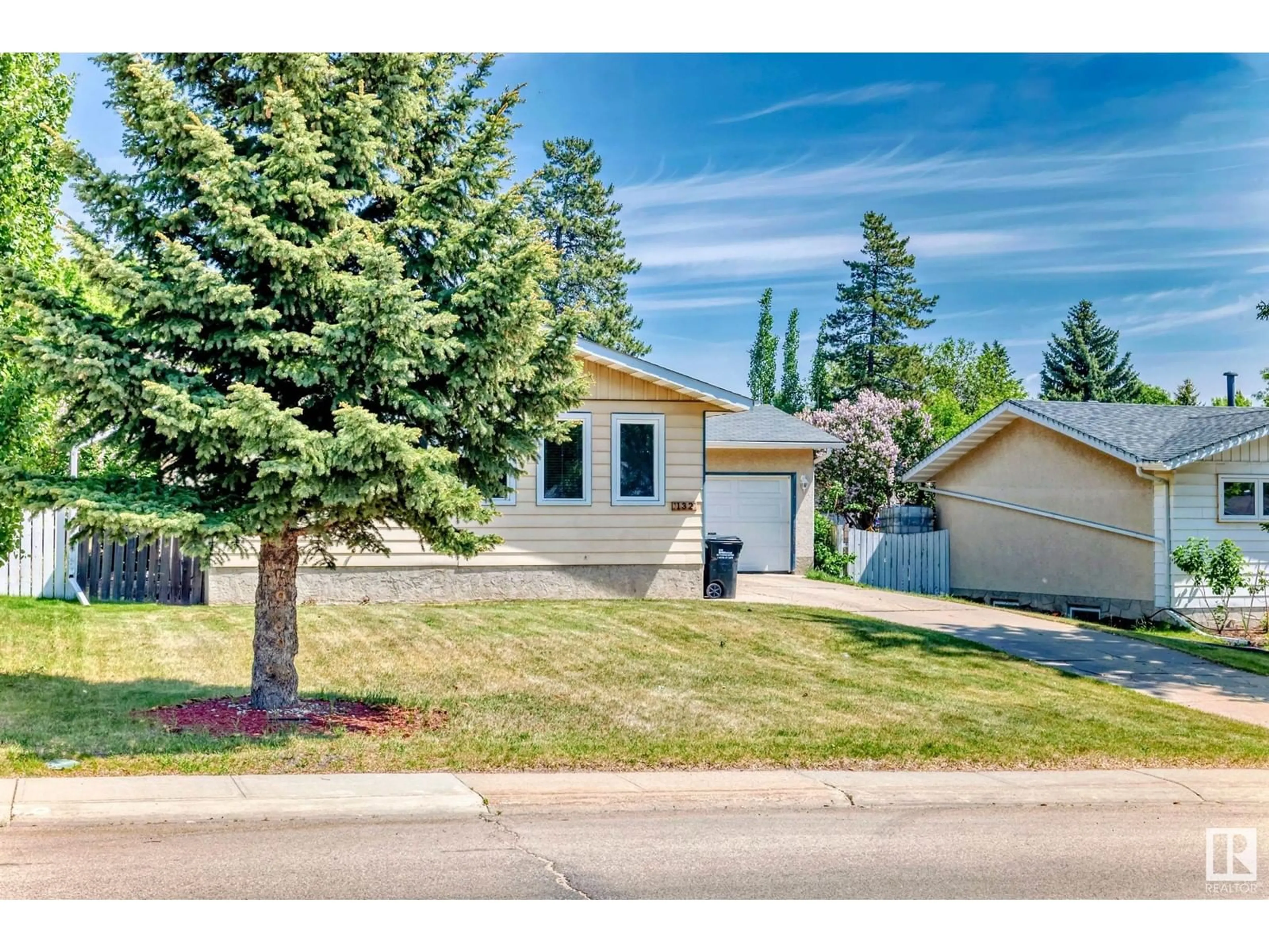 Home with vinyl exterior material, street for 132 GEORGIAN WY, Sherwood Park Alberta T8A2W2
