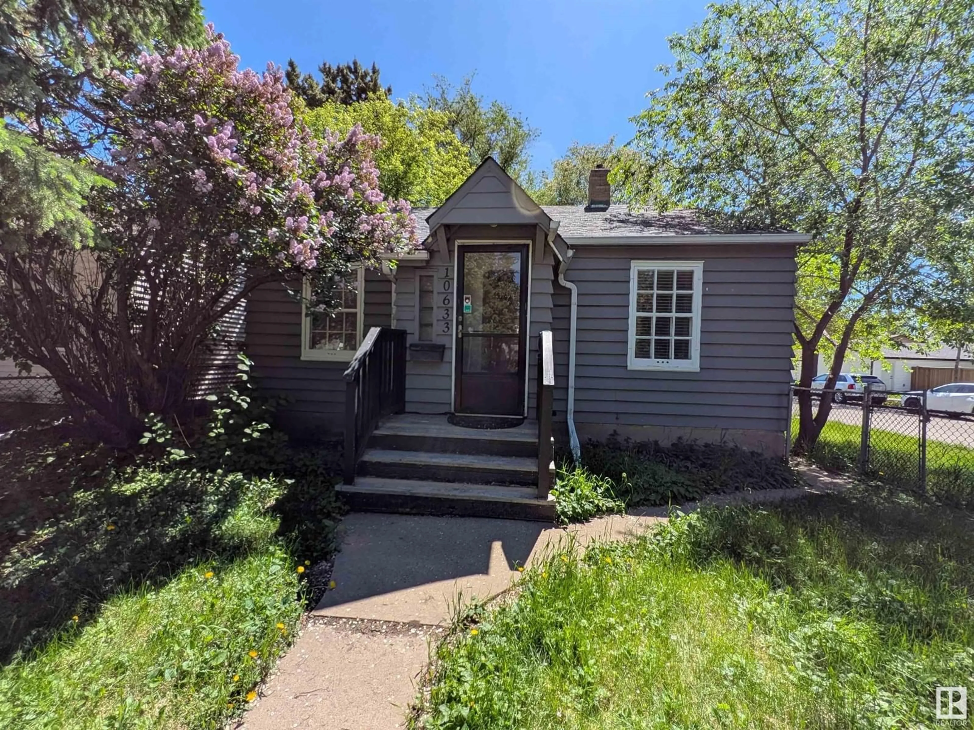 Shed for 10633 76 AV, Edmonton Alberta T6E1L6