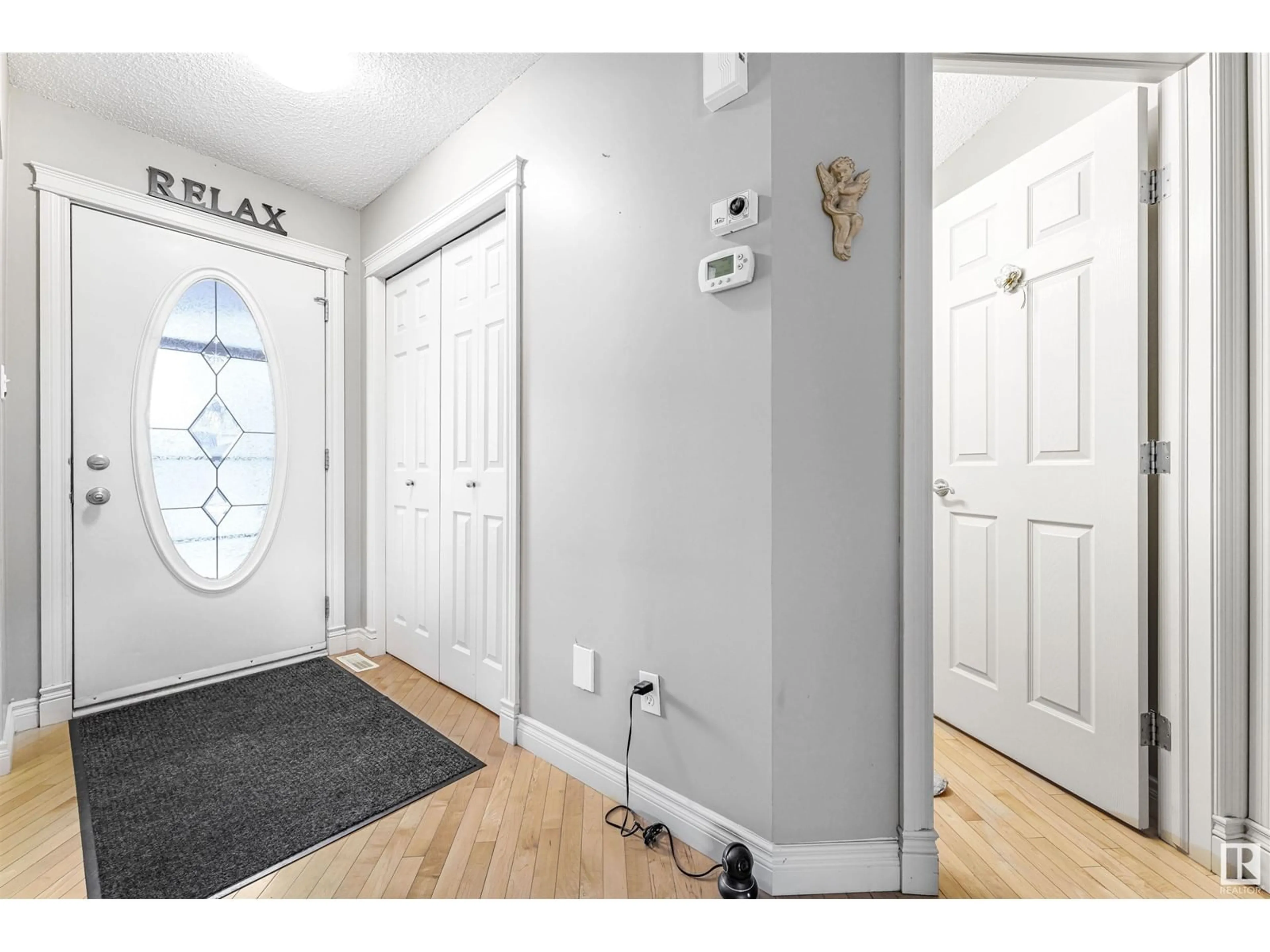 Indoor entryway for 1629 ROBERTSON CL, Edmonton Alberta T6W1K1