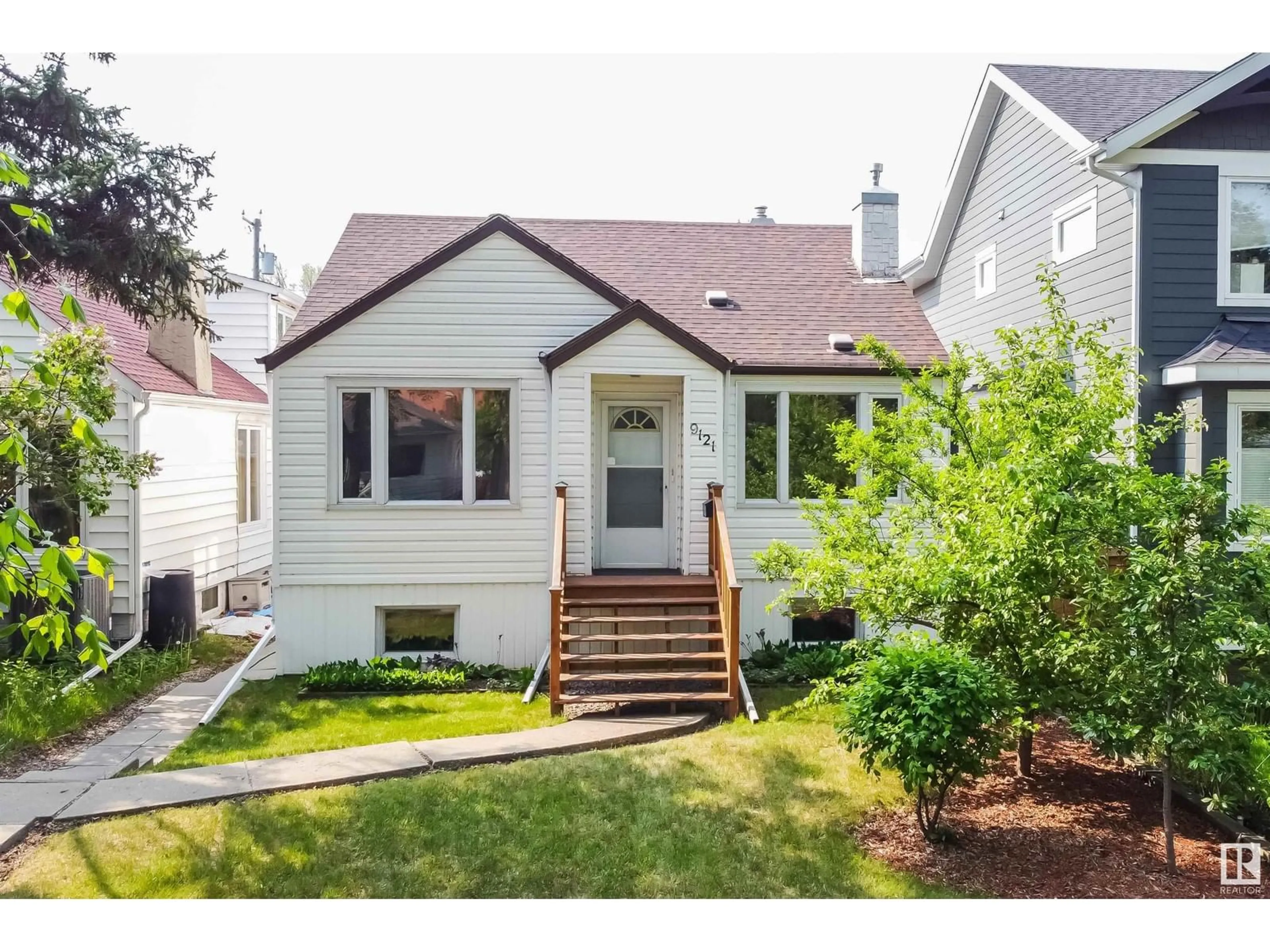 Home with vinyl exterior material, street for 9121 81 AV, Edmonton Alberta T6C0W9