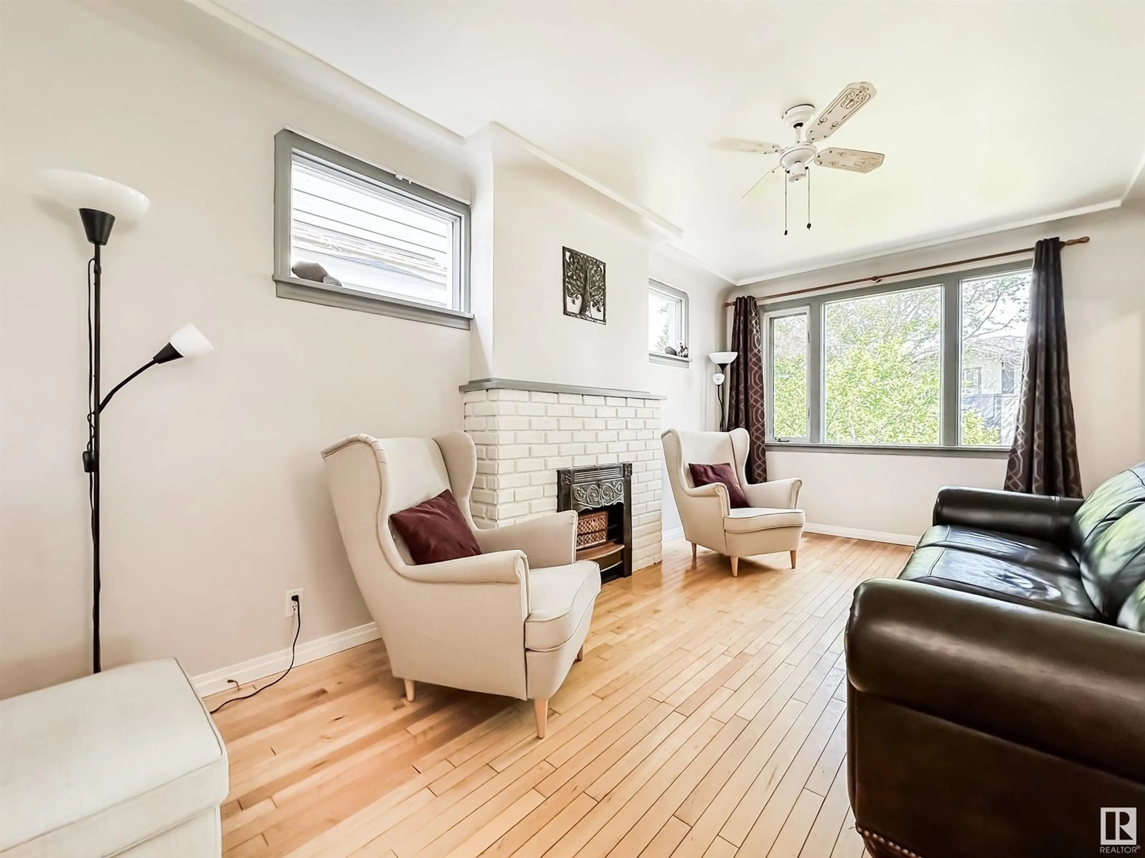 Living room with furniture, wood/laminate floor for 9121 81 AV, Edmonton Alberta T6C0W9