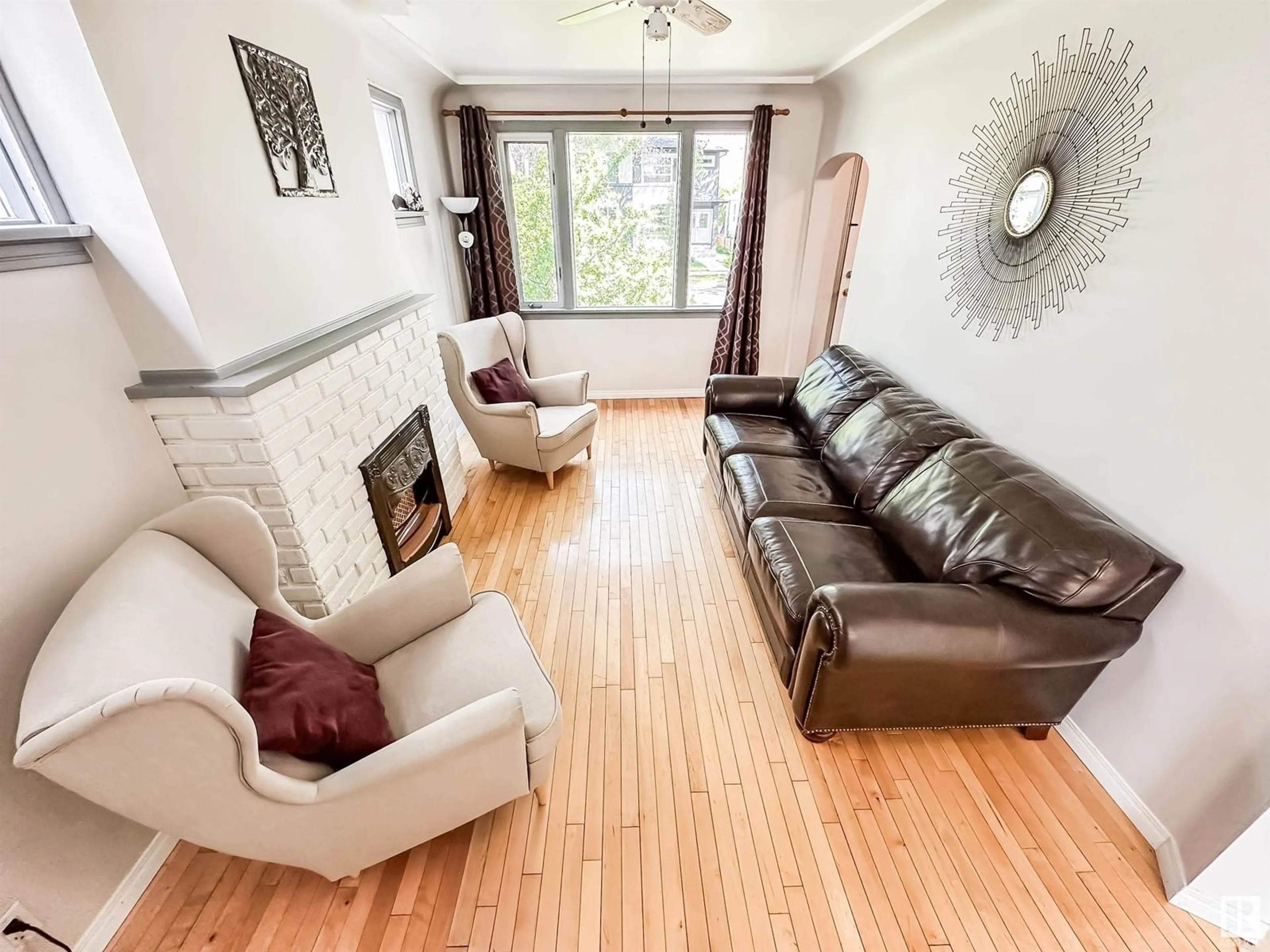Living room with furniture, wood/laminate floor for 9121 81 AV, Edmonton Alberta T6C0W9