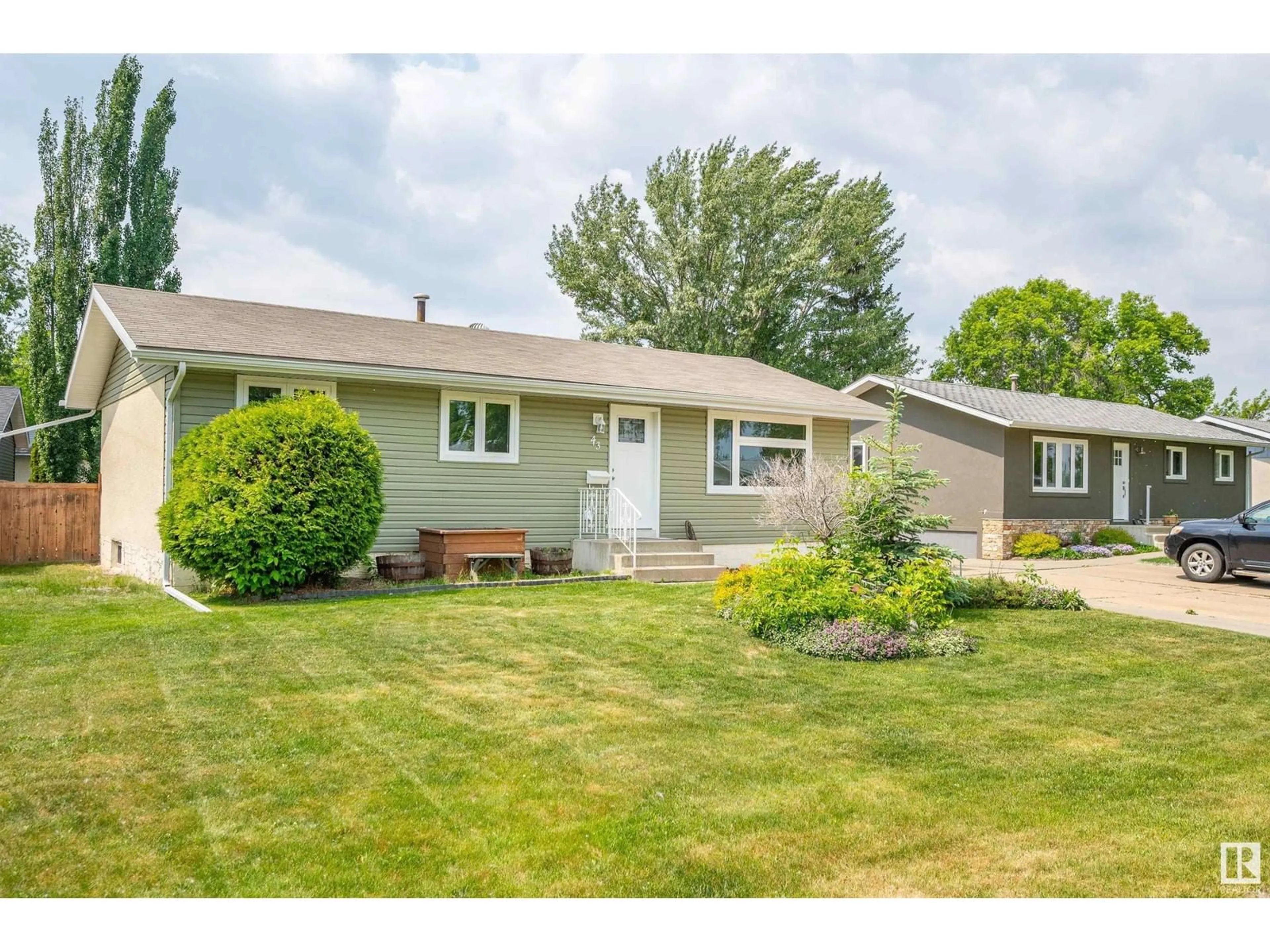 Home with vinyl exterior material, street for 43 MEADOWOOD CR, Sherwood Park Alberta T8A0L6