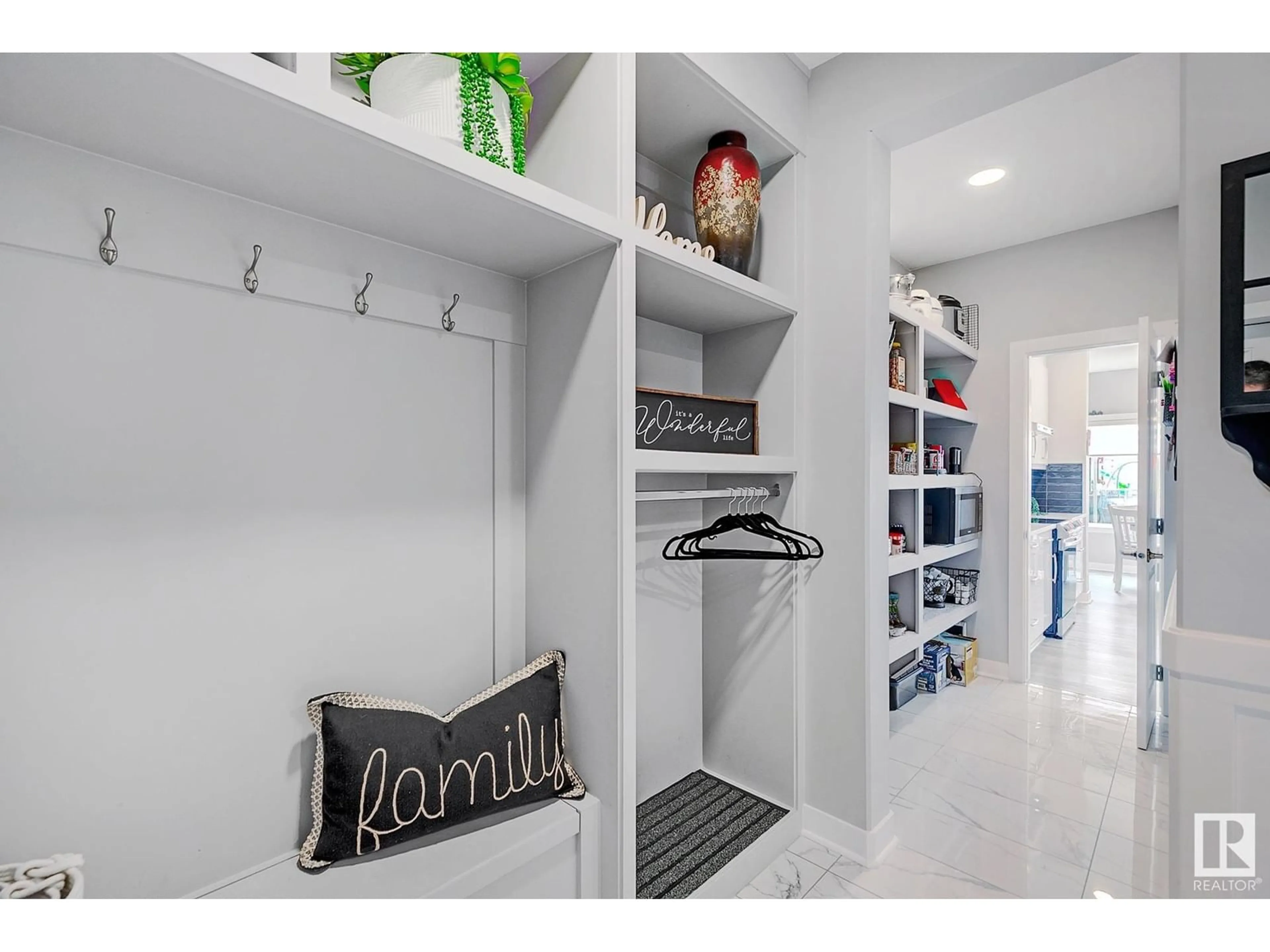Indoor entryway for 1081 EATON RD, Edmonton Alberta T6M1M9