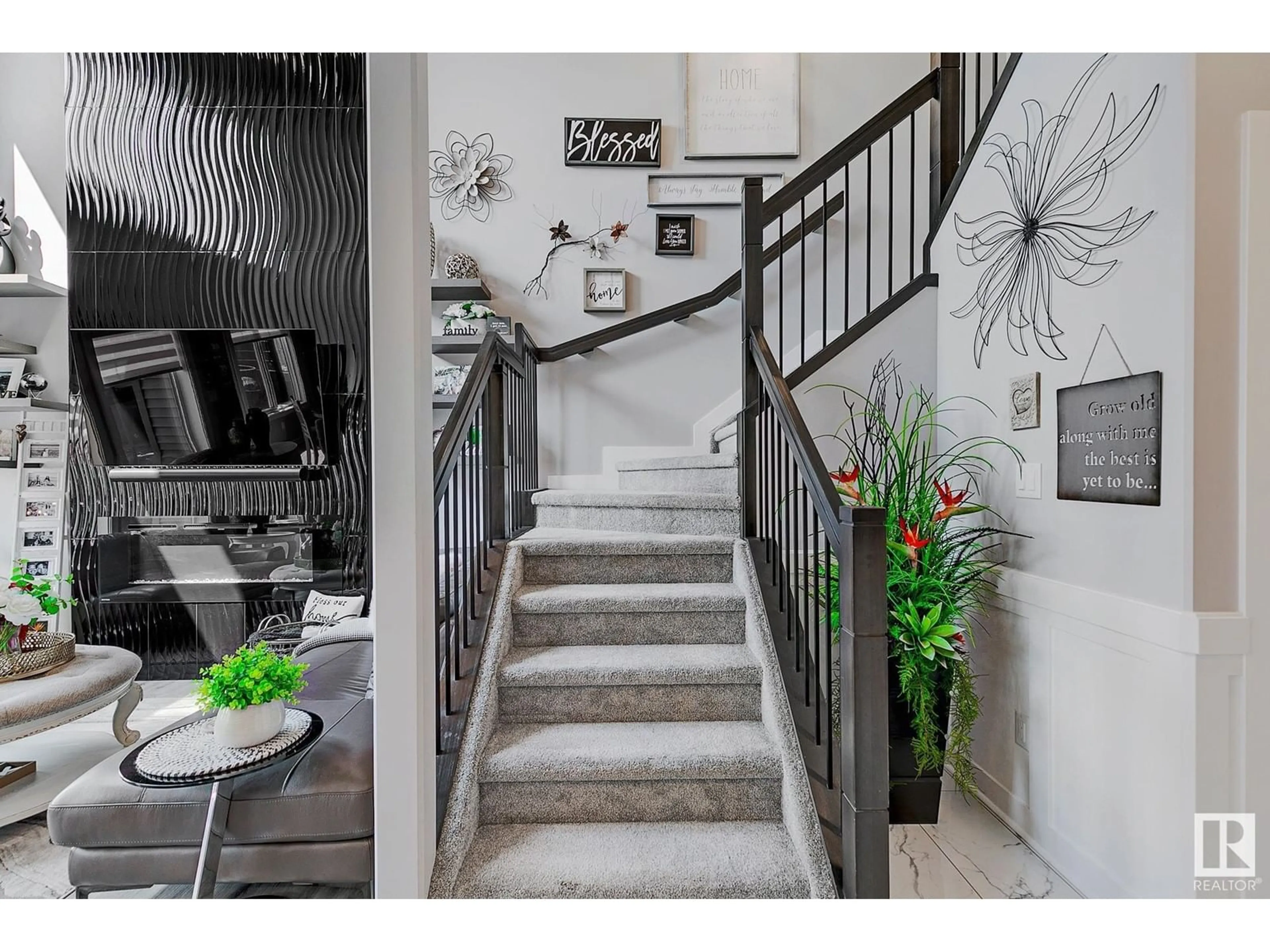 Indoor entryway for 1081 EATON RD, Edmonton Alberta T6M1M9