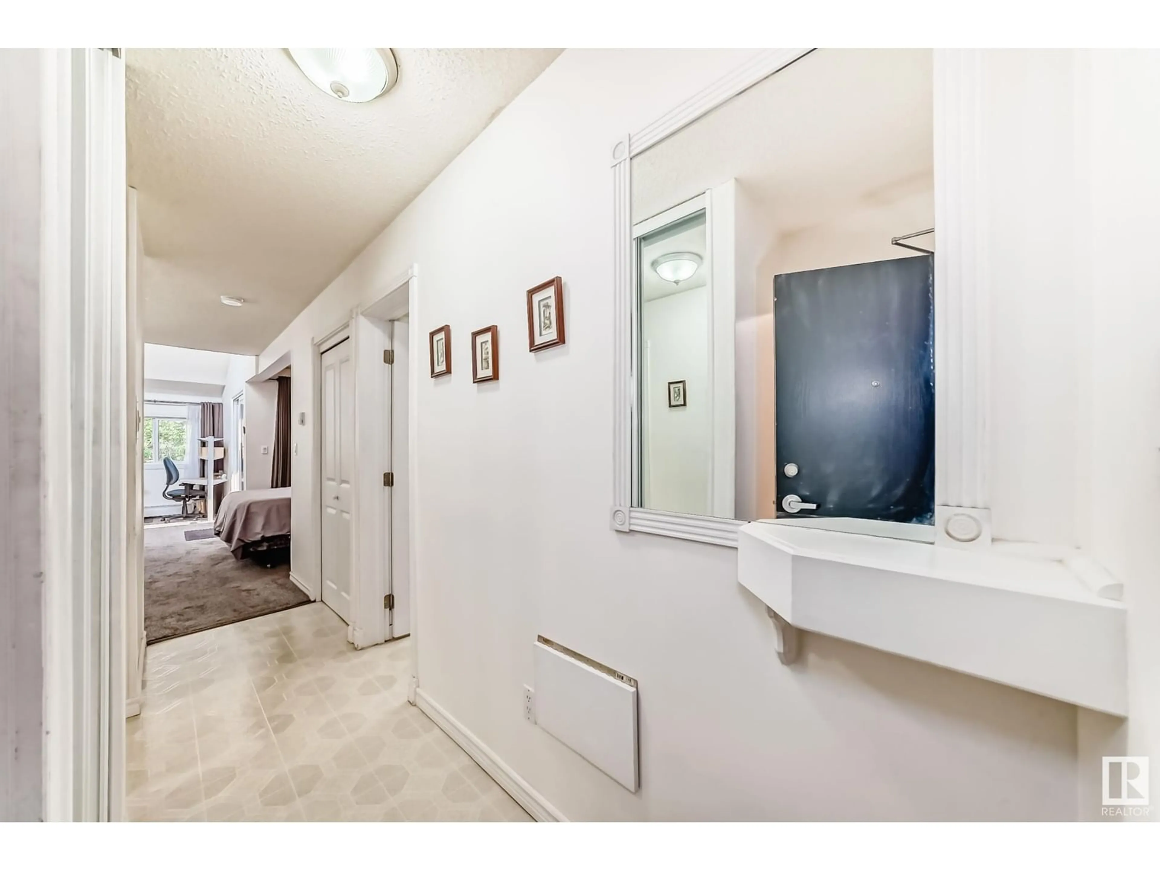 Indoor foyer for #408 - 10139 117 ST, Edmonton Alberta T5K2L3